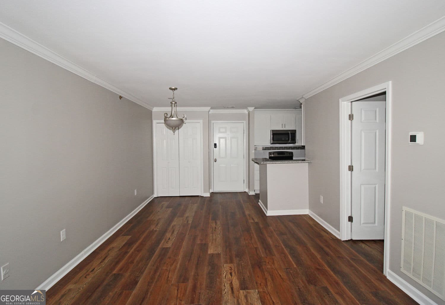 1 bedroom, 1 bathroom, 816 sq ft condominium for sale at 1106 Highland Bluff Drive 106, Atlanta, GA 30339 — photo 4