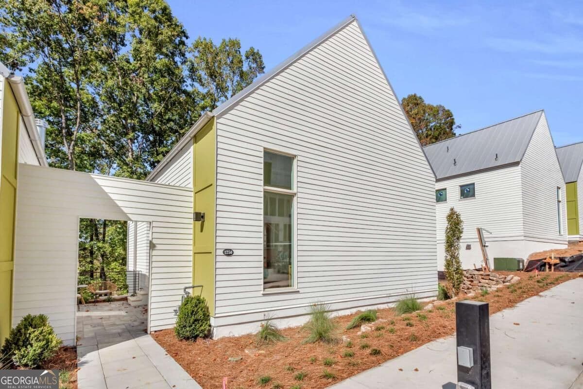 3 bedroom, 2.5 bathroom single family residence for sale at 1250 Lupo Loop, Chattahoochee Hills, GA 30268 — photo 1 of 64