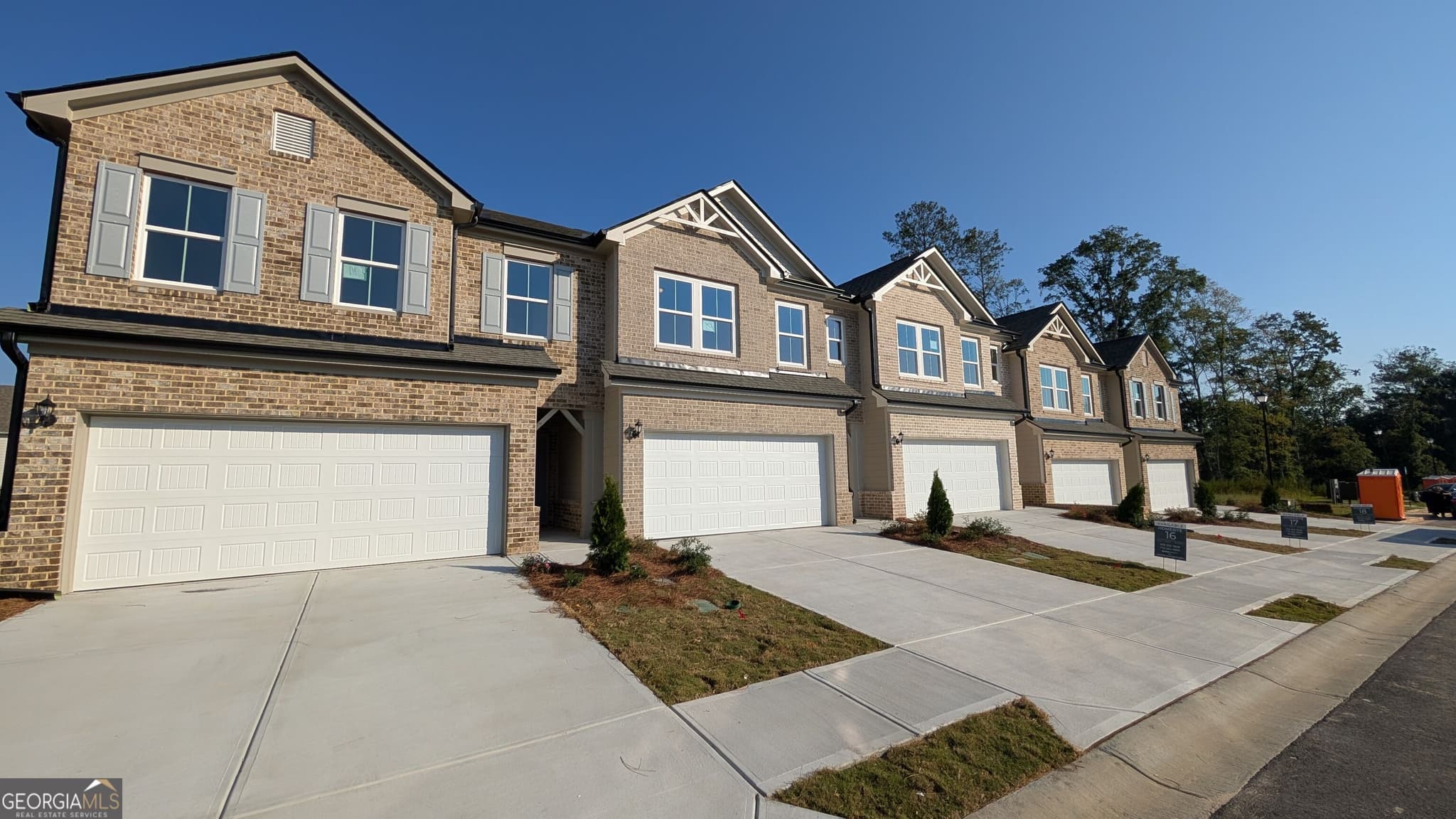 4 bedroom, 2.5 bathroom, 1,854 sq ft townhouse for sale at 821 Leraes Way, Loganville, GA 30052 — photo 2