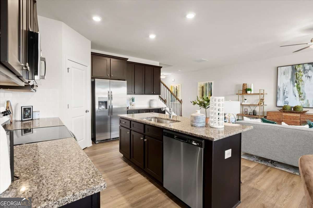 4 bedroom, 2.5 bathroom, 1,854 sq ft townhouse for sale at 821 Leraes Way, Loganville, GA 30052 — photo 3