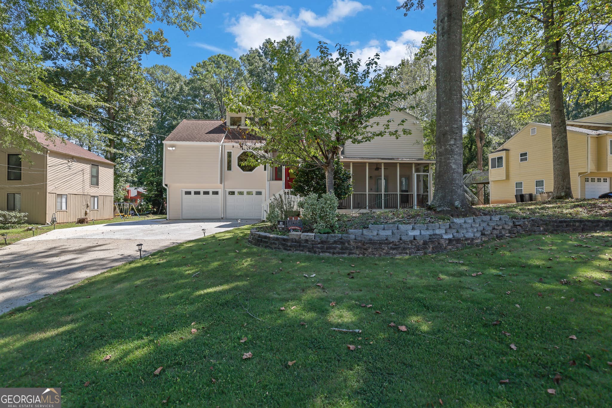 5 bedroom, 3 bathroom, 2,348 sq ft single family residence for sale at 3956 Viewpoint Court, Marietta, GA 30066 — photo 2
