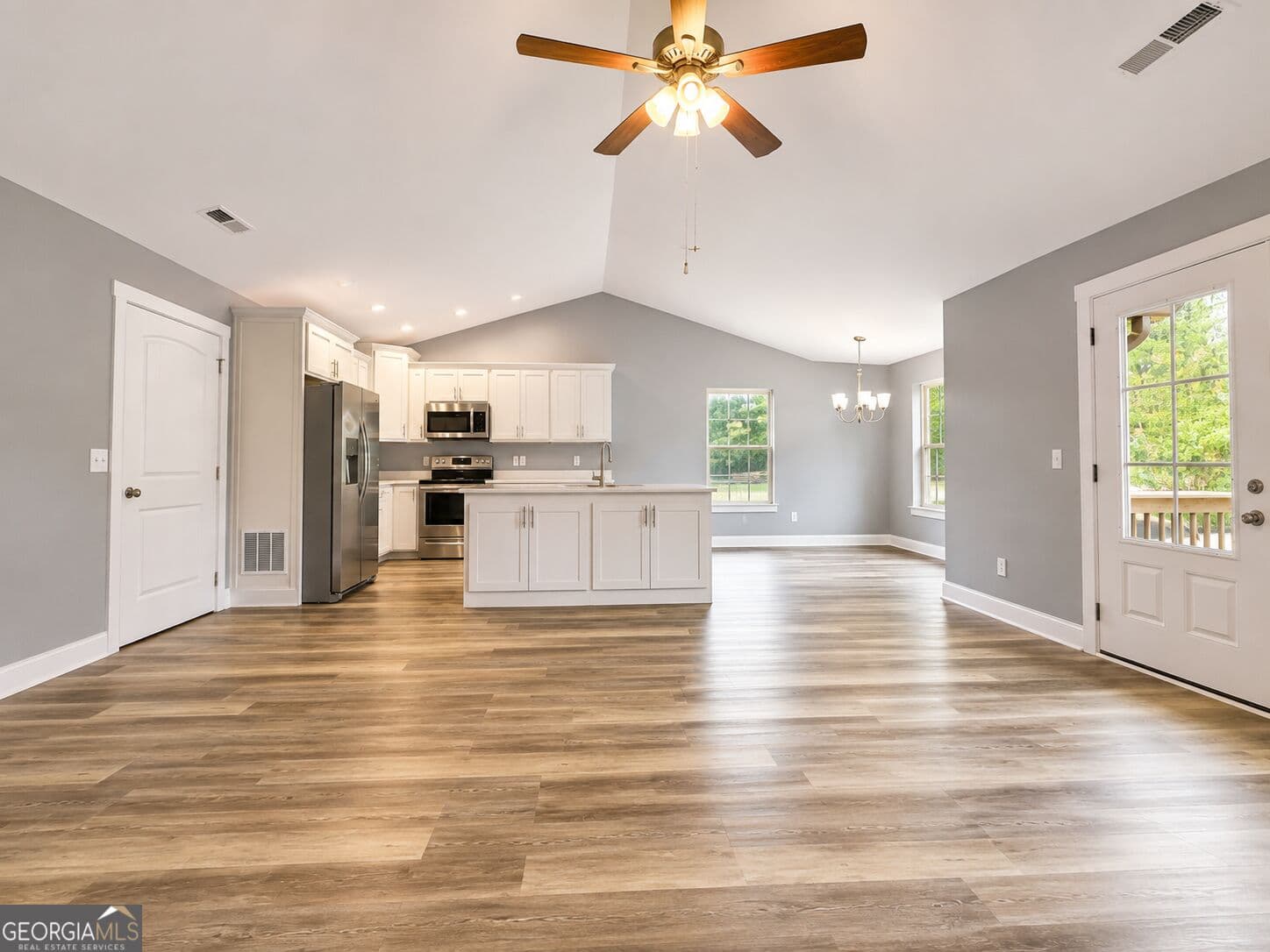 3 bedroom, 2 bathroom, 1,767 sq ft single family residence under contract at 55 Skyline Hts, Lafayette, GA 30728 — photo 6
