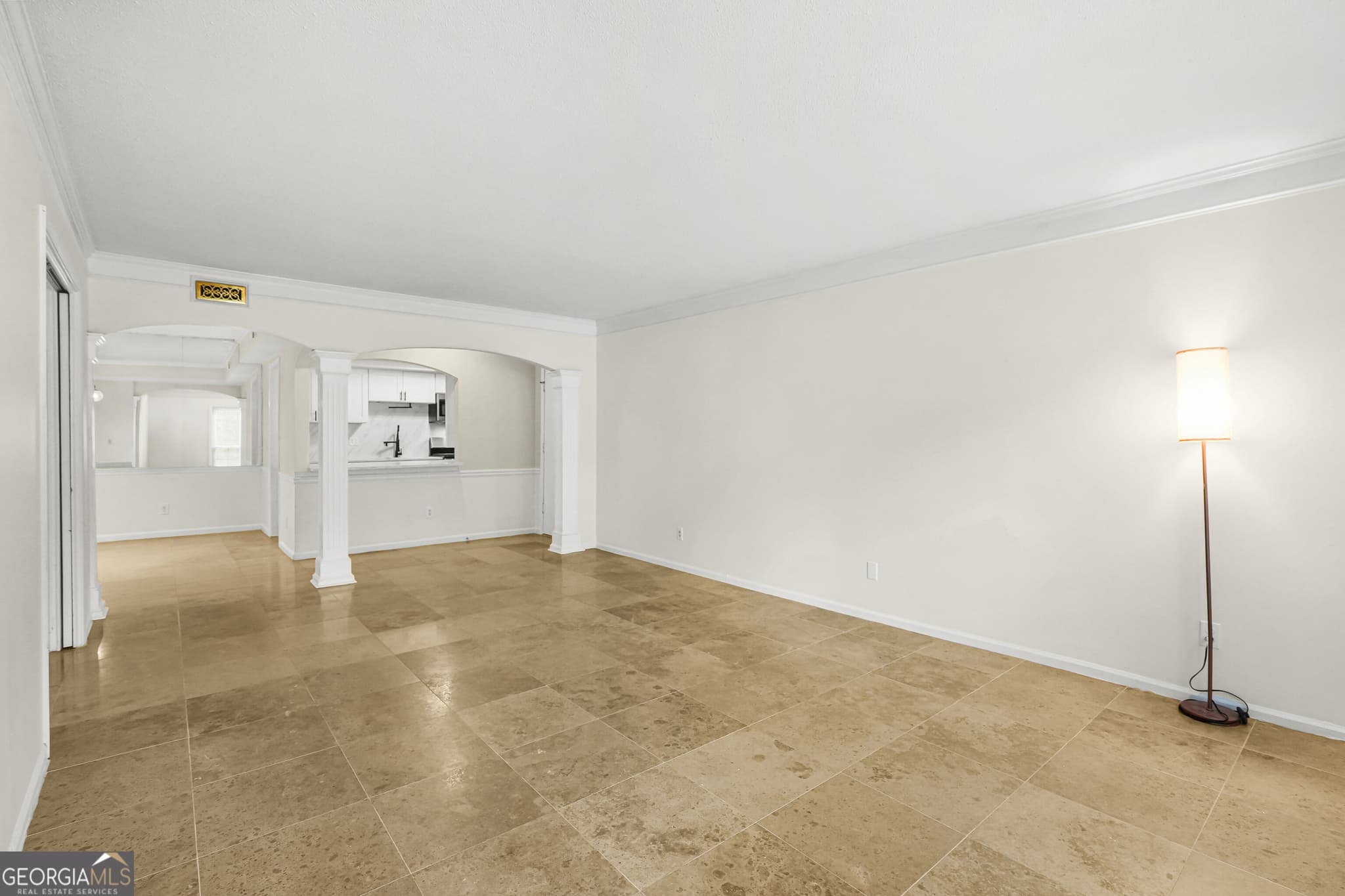 3 bedroom, 2 bathroom, 1,469 sq ft condominium for sale at 6851 Roswell Road M13, Sandy Springs, GA 30328 — photo 3