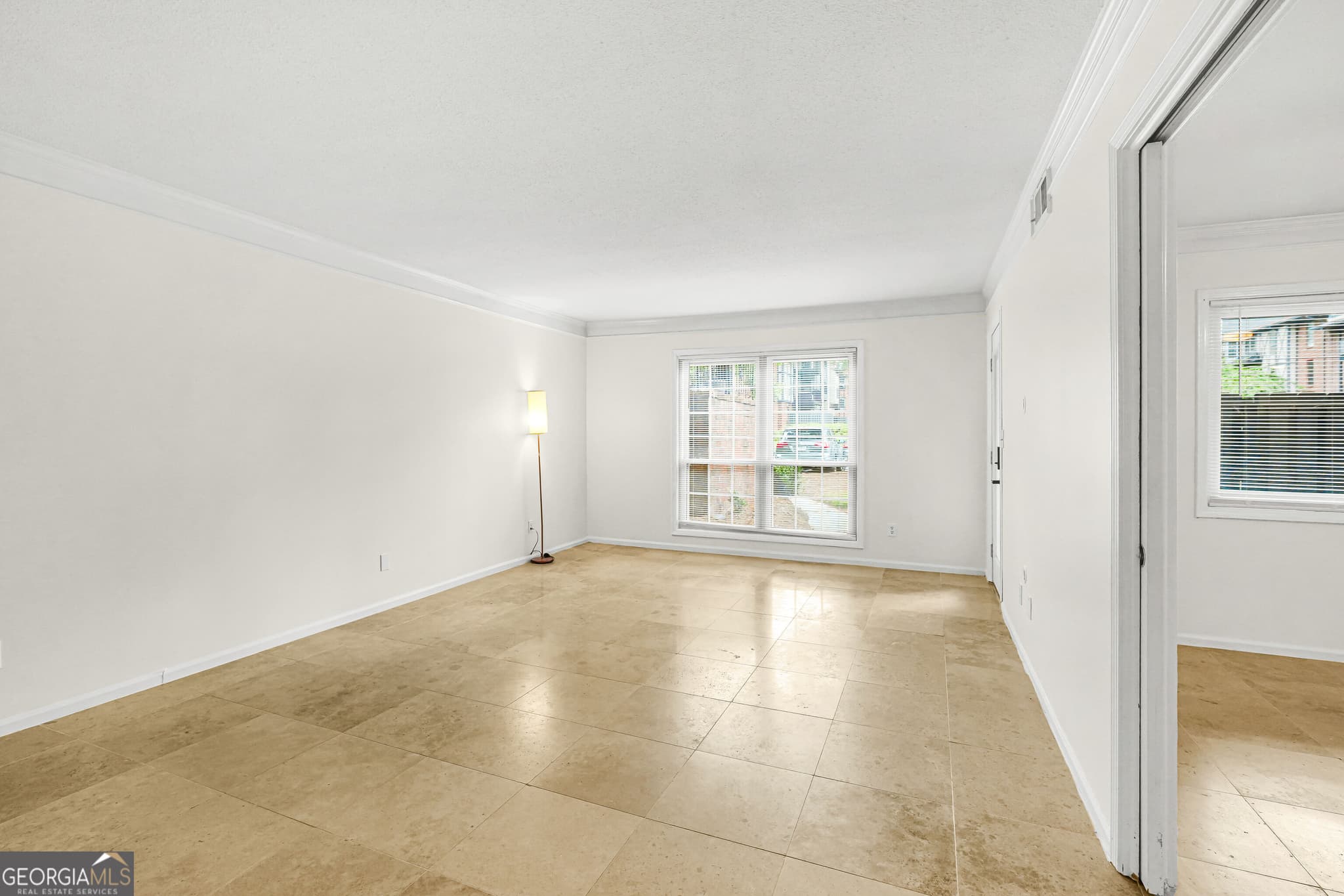 3 bedroom, 2 bathroom, 1,469 sq ft condominium for sale at 6851 Roswell Road M13, Sandy Springs, GA 30328 — photo 4