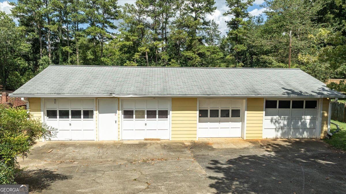 4 bedroom, 3 bathroom, 3,820 sq ft single family residence for sale at 580 Hurt Road, Smyrna, GA 30082 — photo 8