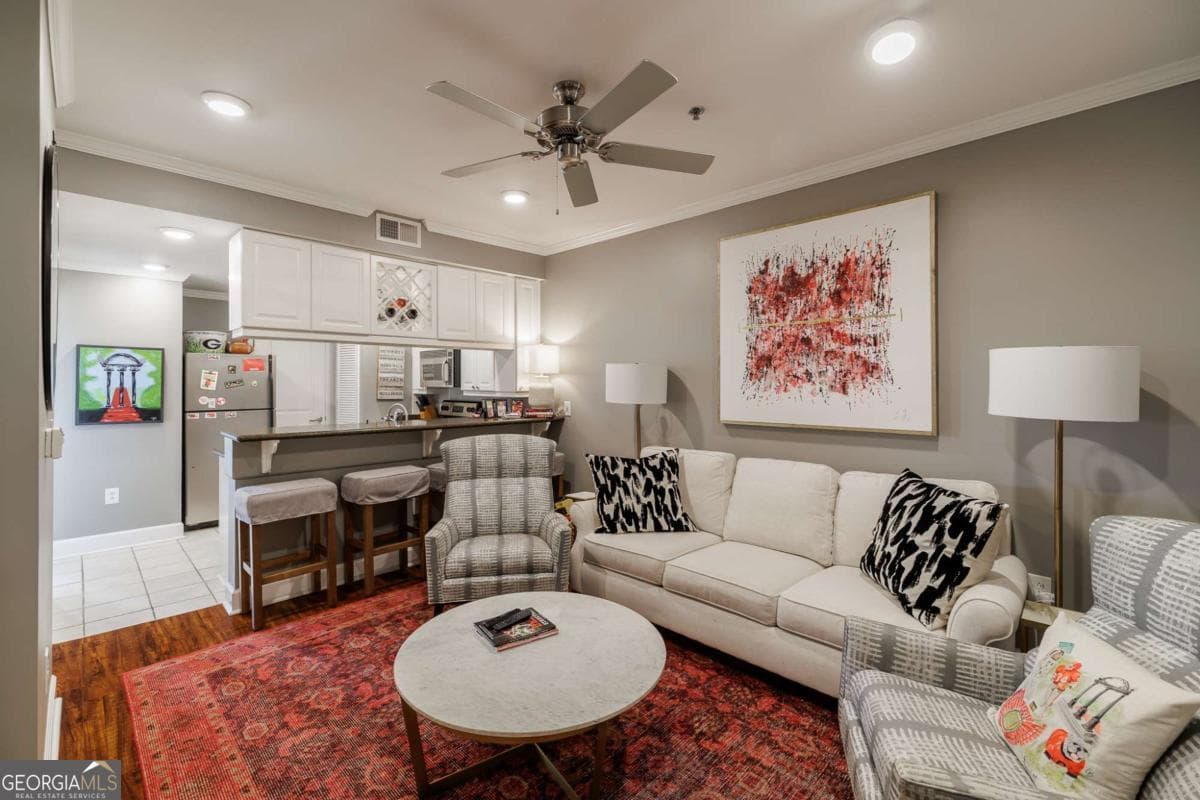 2 bedroom, 2 bathroom, 768 sq ft condominium for sale at 250 Broad Street 706, Athens, GA 30601 — photo 3