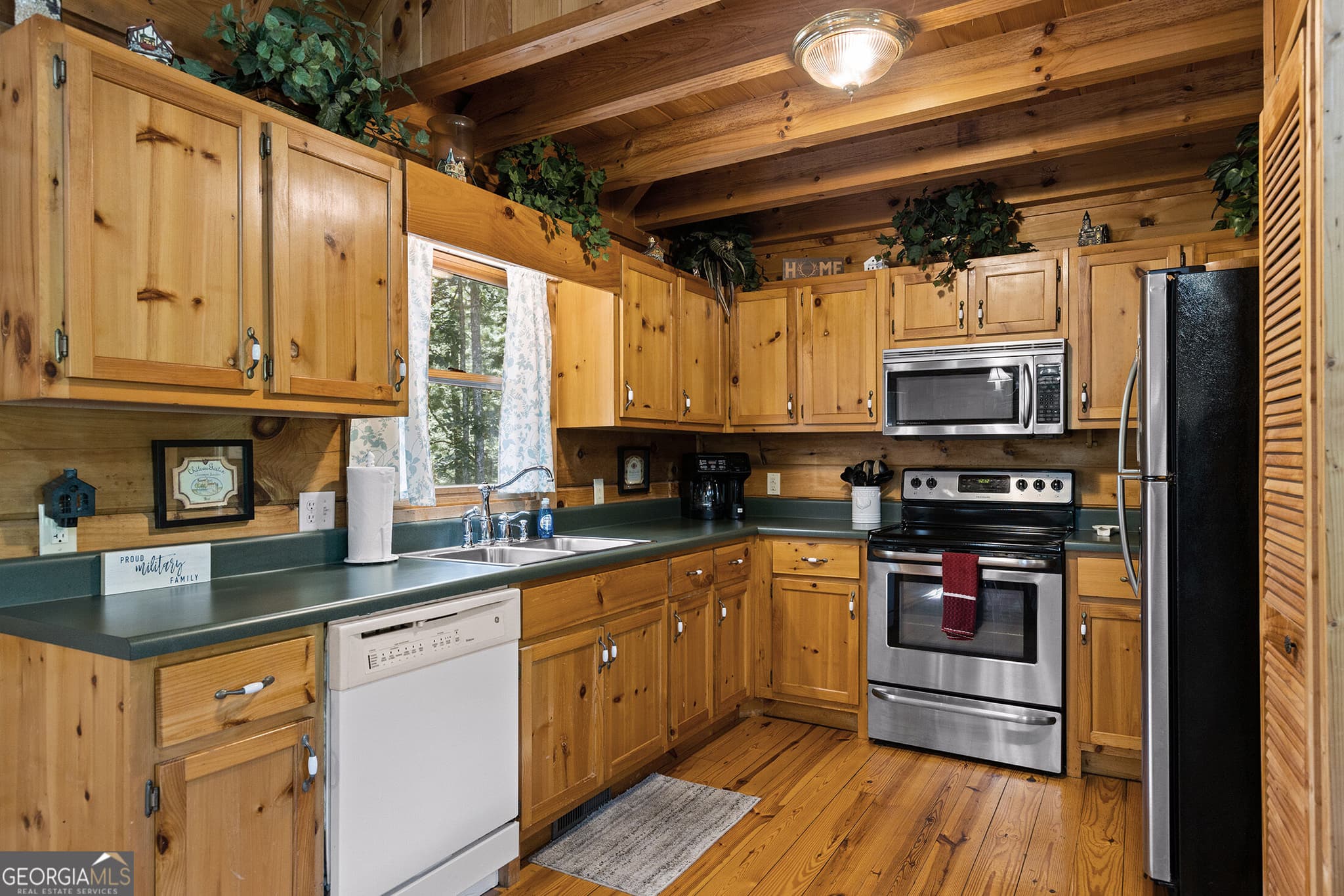 3 bedroom, 3 bathroom, 2,076 sq ft cabin,single family residence for sale at 220 Lakota Lane, Mineral Bluff, GA 30559 — photo 10