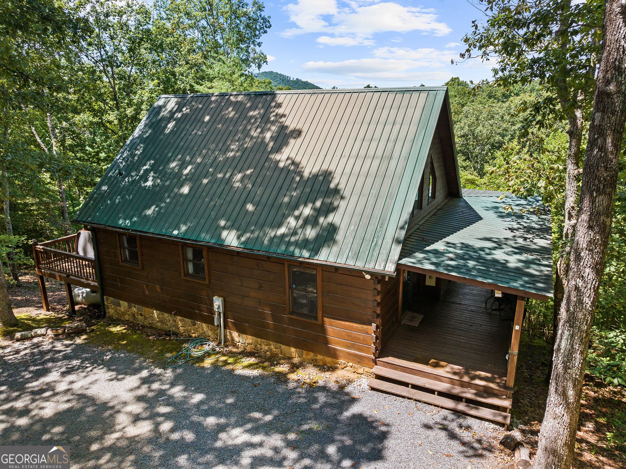 3 bedroom, 3 bathroom, 2,076 sq ft cabin,single family residence for sale at 220 Lakota Lane, Mineral Bluff, GA 30559 — photo 4