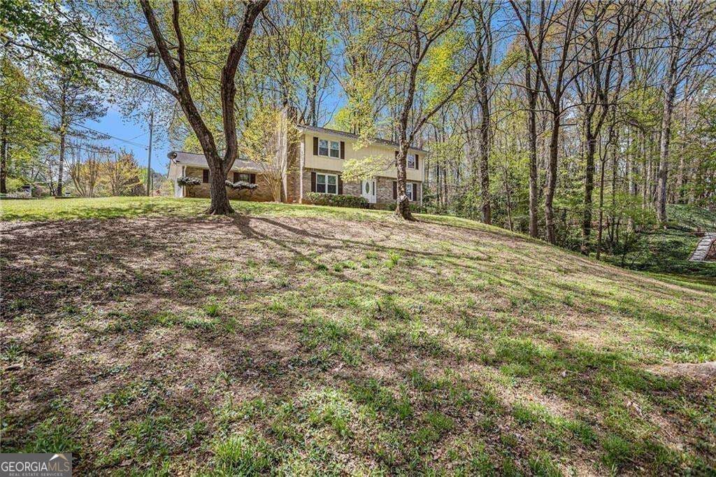 4 bedroom, 2.5 bathroom, 2,255 sq ft single family residence for sale at 620 Oakstone Way, Roswell, GA 30075 — photo 2
