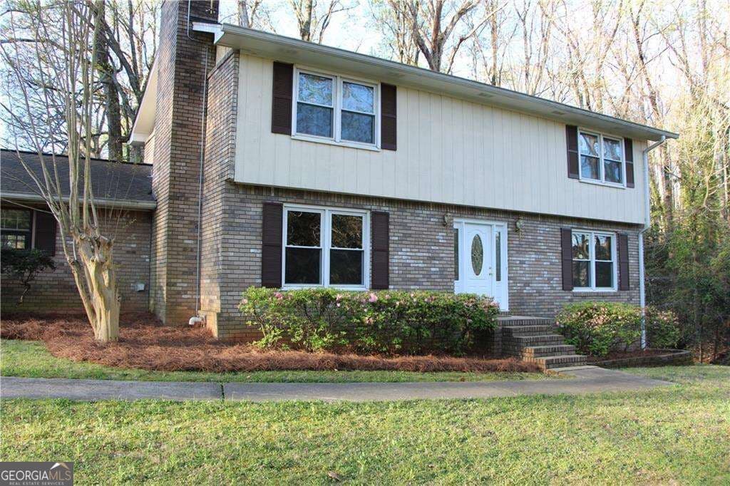 4 bedroom, 2.5 bathroom, 2,255 sq ft single family residence for sale at 620 Oakstone Way, Roswell, GA 30075 — photo 1 of 32