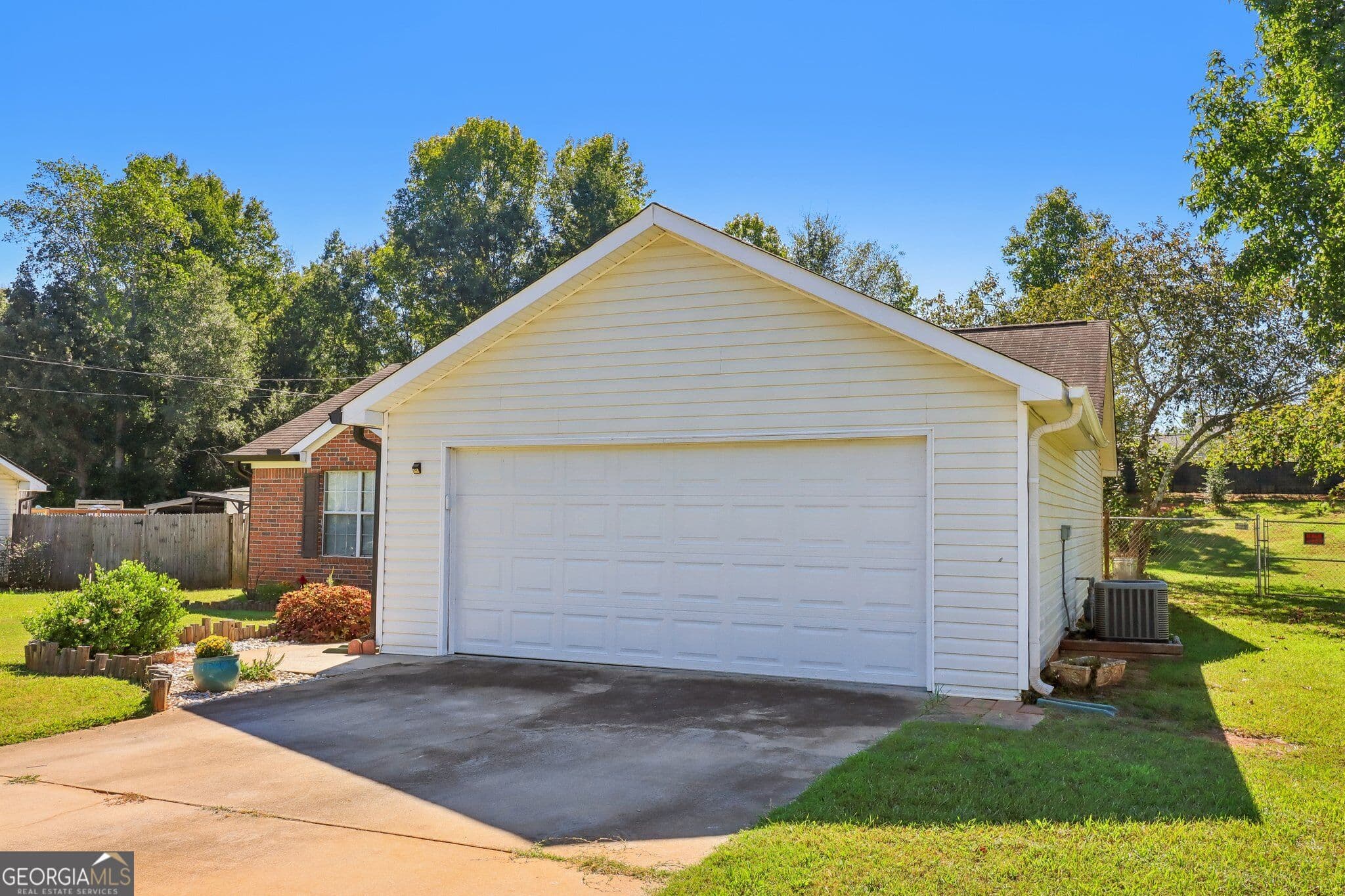 3 bedroom, 2 bathroom, 1,264 sq ft single family residence for sale at 22 Canterbury Drive, Grantville, GA 30220 — photo 3