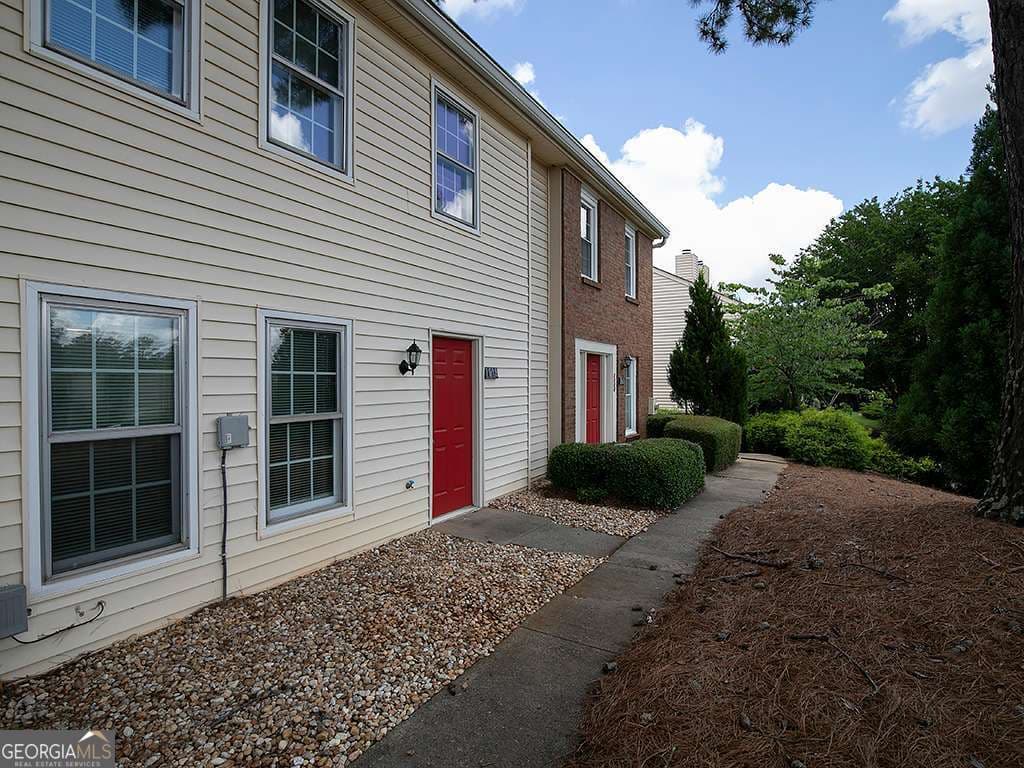 2 bedroom, 2.5 bathroom townhouse for rent at 1018 Old Holcomb Bri Road, Roswell, GA 30076 for $1,900 a month — photo 2