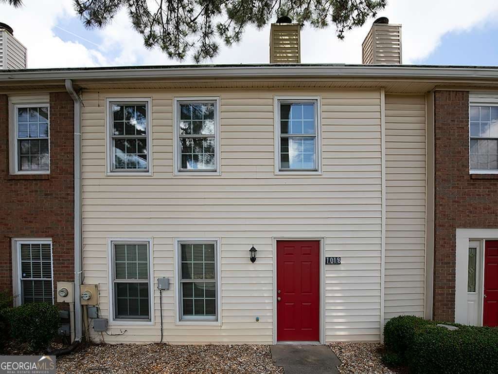 2 bedroom, 2.5 bathroom townhouse for rent at 1018 Old Holcomb Bri Road, Roswell, GA 30076 for $1,900 a month — photo 1 of 25