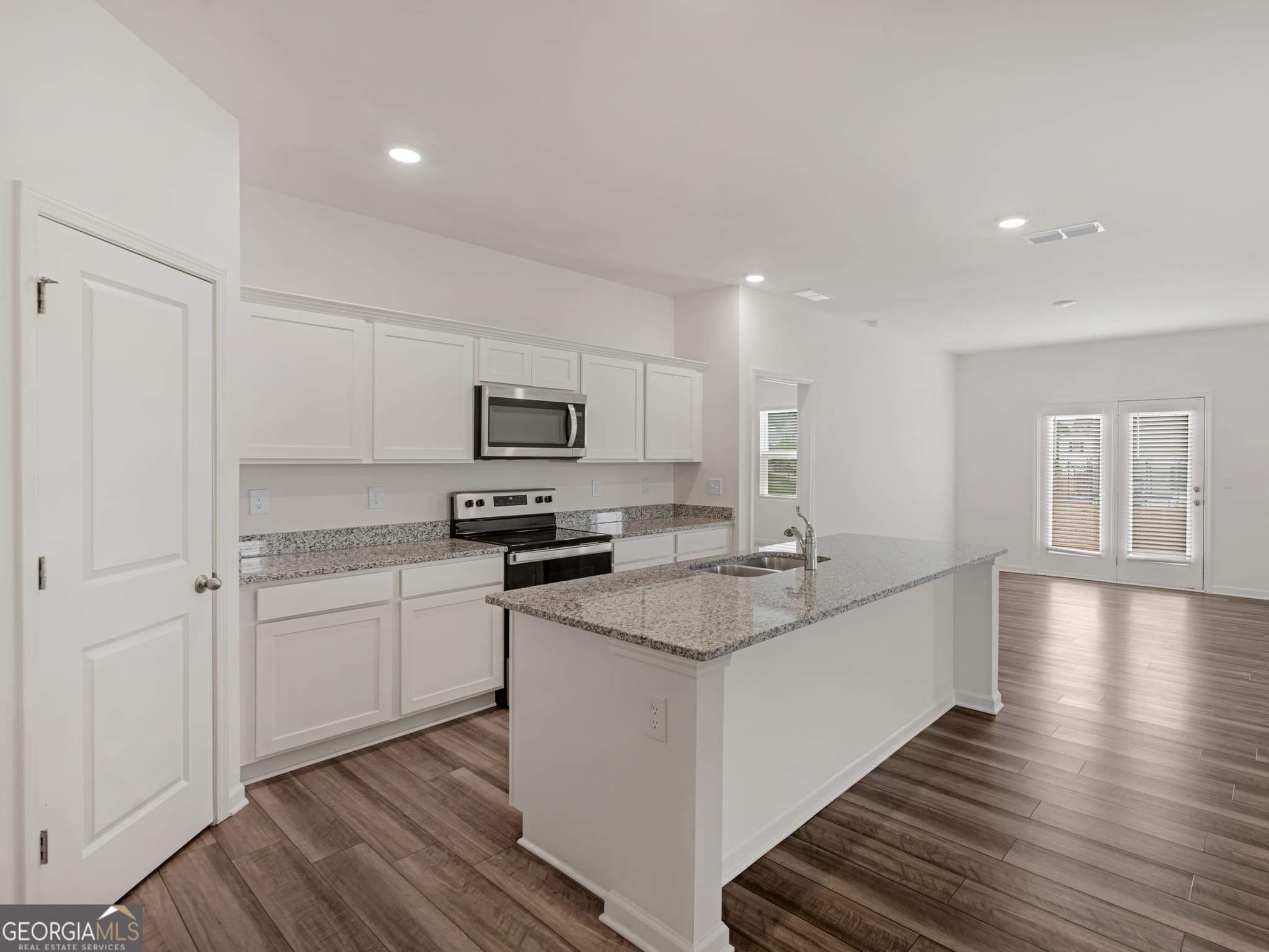 4 bedroom, 2 bathroom, 1,844 sq ft single family residence for sale at 214 Georgian Way, Locust Grove, GA 30248 — photo 2