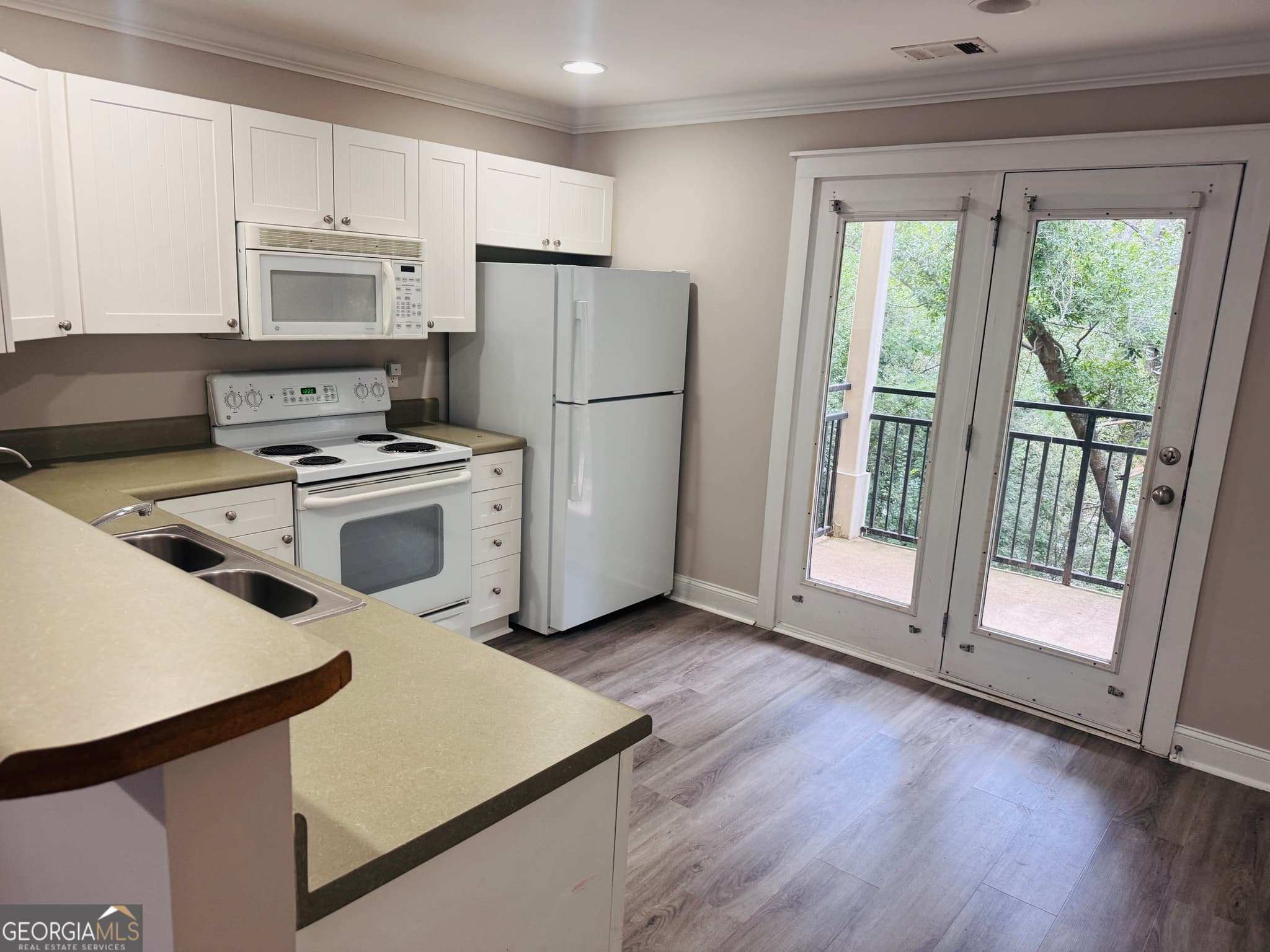 2 bedroom, 2.5 bathroom condominium for rent at 490 Barnett Shoals Road 623, Athens, GA 30605 for $1,650 a month — photo 3