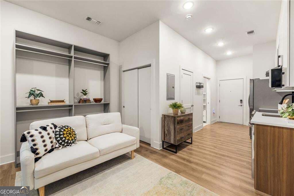1 bedroom, 1 bathroom, 403 sq ft condominium for sale at 112 Rogers Street 202, Atlanta, GA 30317 — photo 3