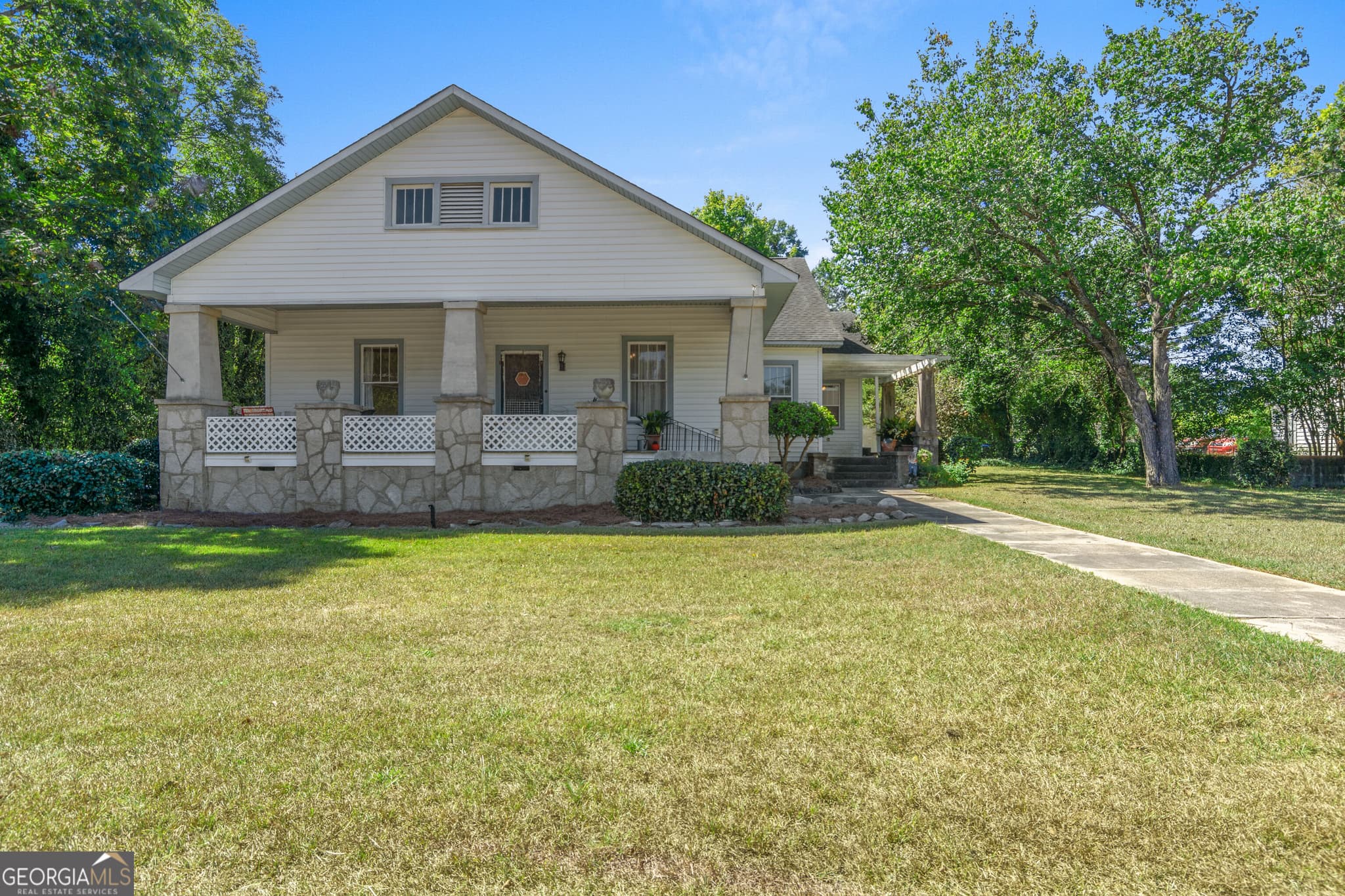 3 bedroom, 2 bathroom, 2,298 sq ft single family residence for sale at 304 E Church Street, Sandersville, GA 31082 — photo 2