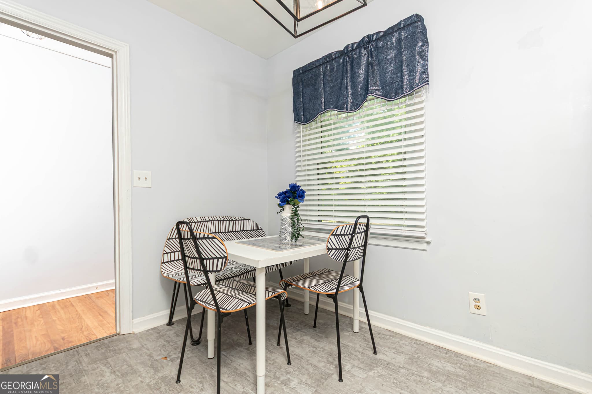 3 bedroom, 2 bathroom, 1,611 sq ft single family residence for sale at 650 Lynhurst Drive, Atlanta, GA 30311 — photo 3
