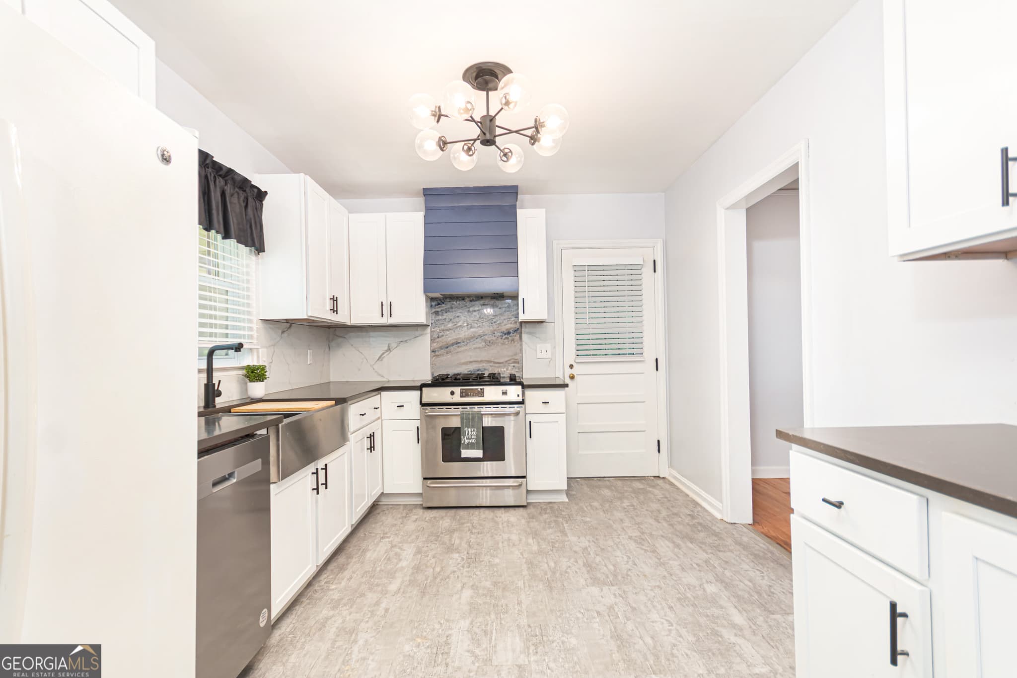 3 bedroom, 2 bathroom, 1,611 sq ft single family residence for sale at 650 Lynhurst Drive, Atlanta, GA 30311 — photo 4