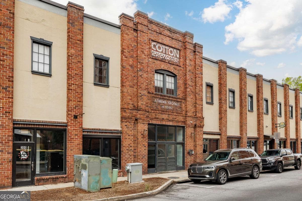 2 bedroom, 1 bathroom, 896 sq ft condominium for sale at 269 N Hull Street 212, Athens, GA 30601 — photo 3