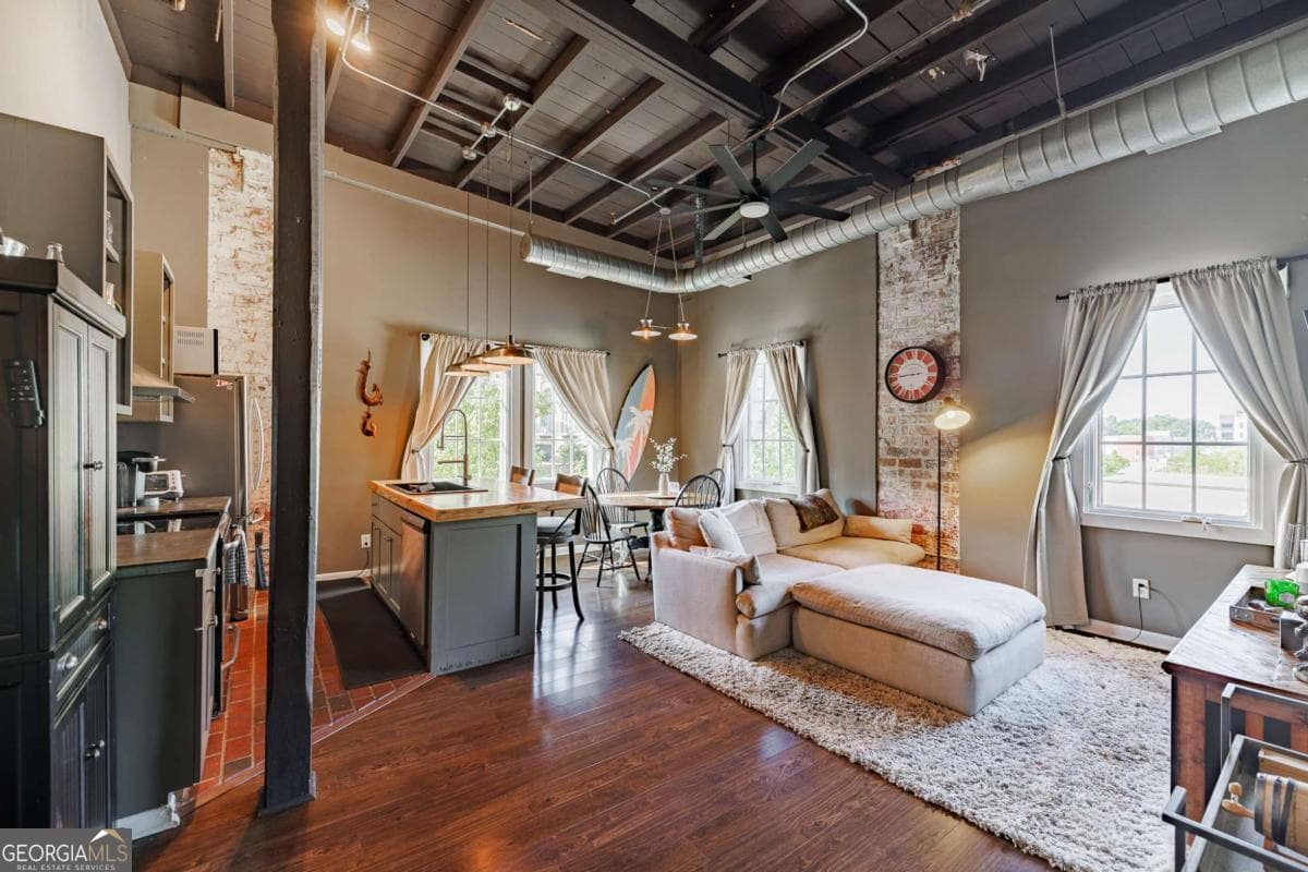 2 bedroom, 1 bathroom, 896 sq ft condominium for sale at 269 N Hull Street 212, Athens, GA 30601