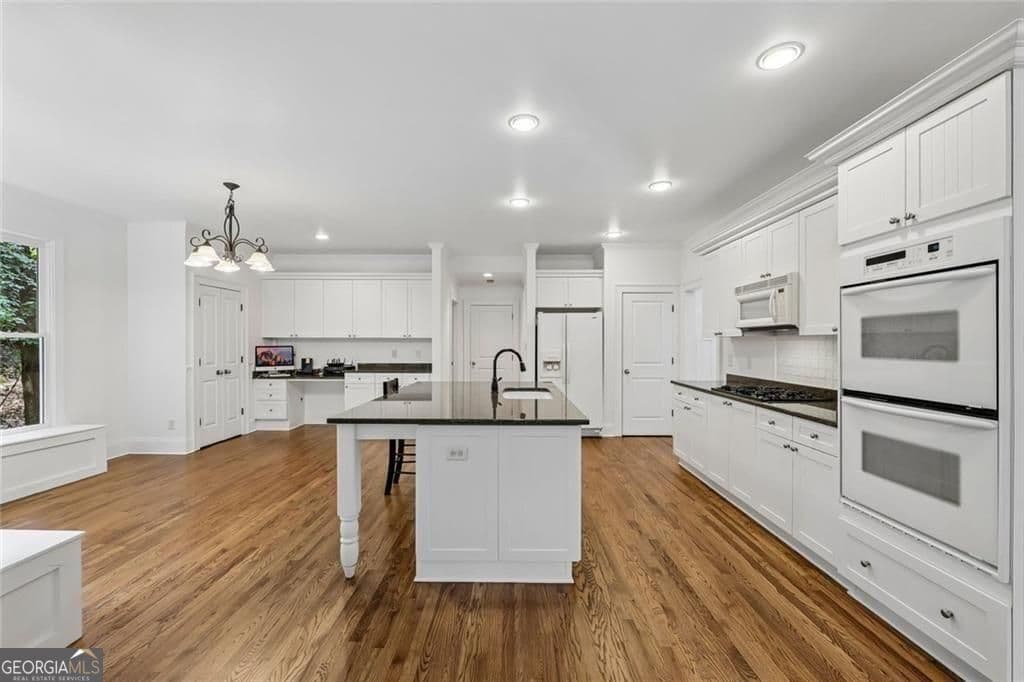 4 bedroom, 3.5 bathroom, 4,020 sq ft single family residence for sale at 4325 Little Falls Drive, Cumming, GA 30041 — photo 10