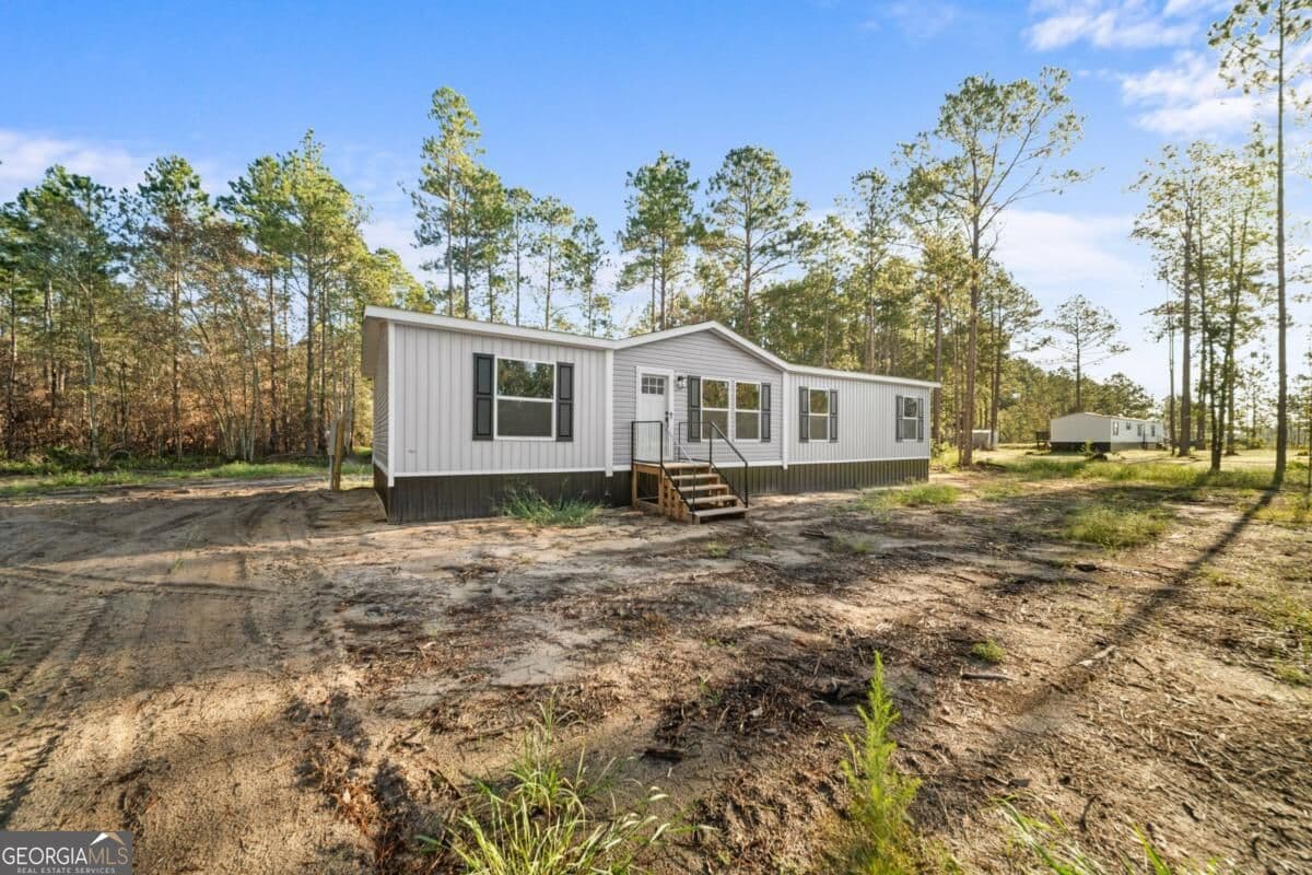 4 bedroom, 2 bathroom, 1,568 sq ft manufactured home,single family residence for sale at 204 Hart Road, Glennville, GA 30427 — photo 6