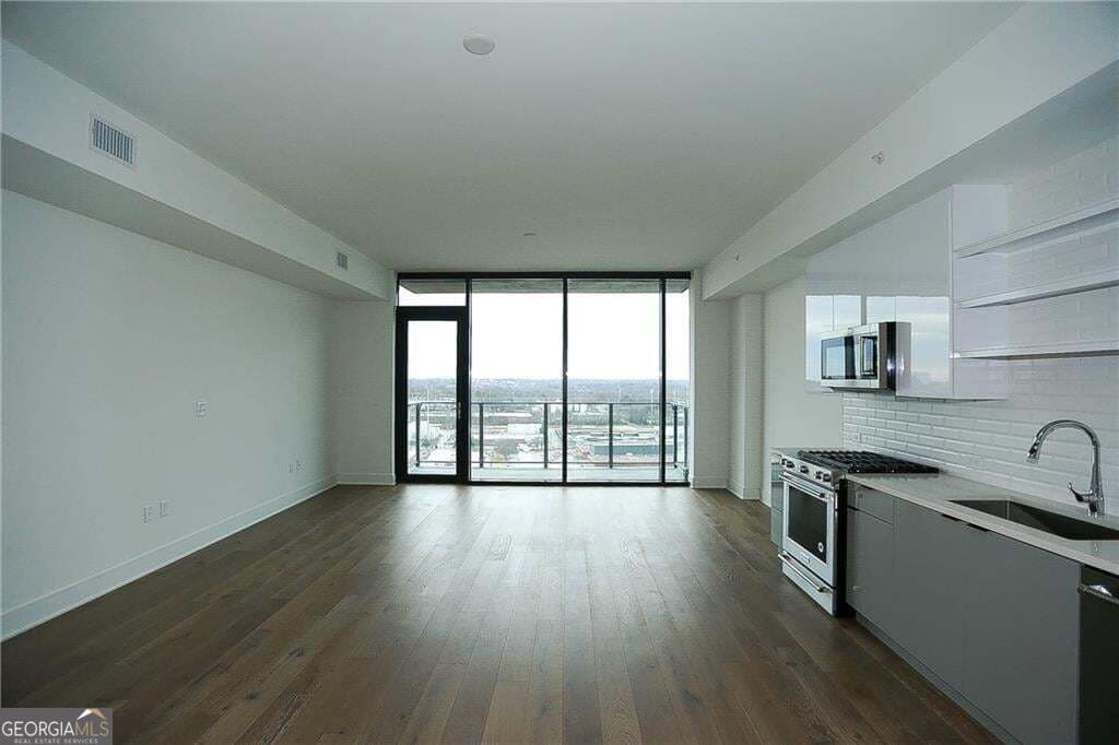 1 bedroom, 1 bathroom, 699 sq ft condominium for rent at 788 W Marietta Street 811, Atlanta, GA 30318 for $1,800 a month — photo 2