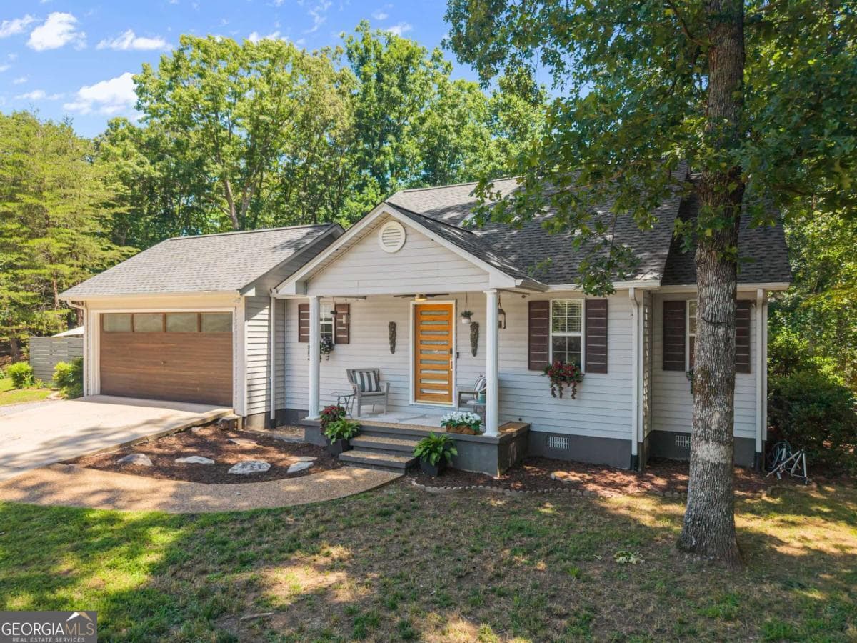3 bedroom, 3 bathroom, 2,022 sq ft single family residence sold at 4126 Glenwood Drive, Gainesville, GA 30506