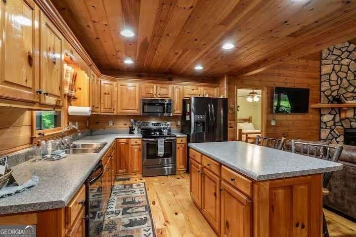 3 bedroom, 3 bathroom, 1,756 sq ft cabin,single family residence for sale at 808 Villa Drive, Ellijay, GA 30540 — photo 9