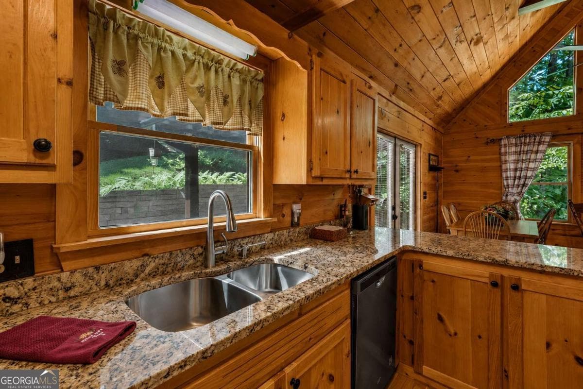 3 bedroom, 3 bathroom, 1,920 sq ft cabin,single family residence for sale at 801 Davenport Mountain Road, Blue Ridge, GA 30513 — photo 8