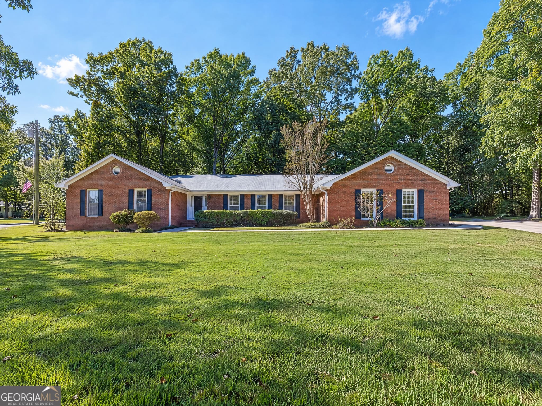 4 bedroom, 2.5 bathroom, 2,295 sq ft single family residence for sale at 109 Oakdale Drive, Lagrange, GA 30240 — photo 1 of 43