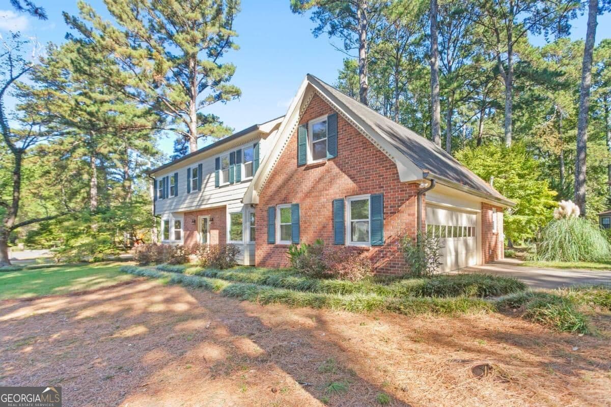 4 bedroom, 2.5 bathroom, 2,726 sq ft single family residence for sale at 724 Lanford Springs Drive, Lilburn, GA 30047 — photo 2