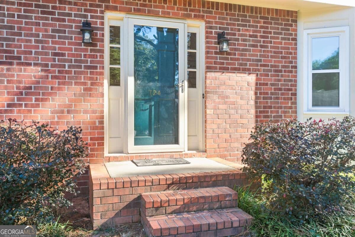 4 bedroom, 2.5 bathroom, 2,726 sq ft single family residence for sale at 724 Lanford Springs Drive, Lilburn, GA 30047 — photo 7