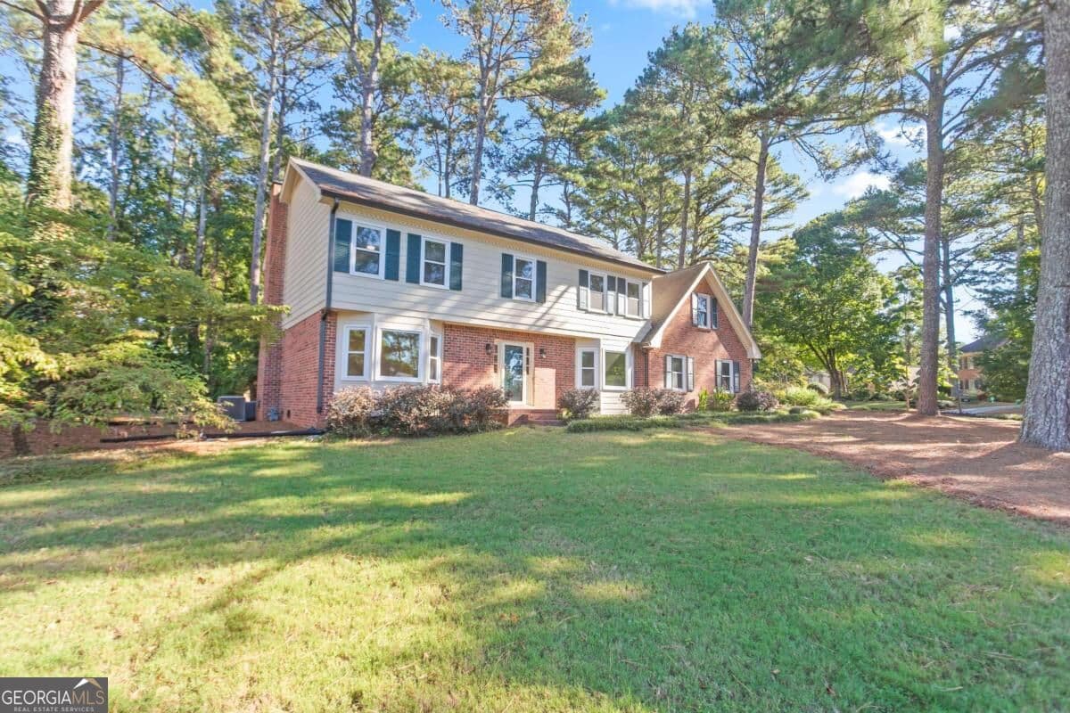4 bedroom, 2.5 bathroom, 2,726 sq ft single family residence for sale at 724 Lanford Springs Drive, Lilburn, GA 30047 — photo 3