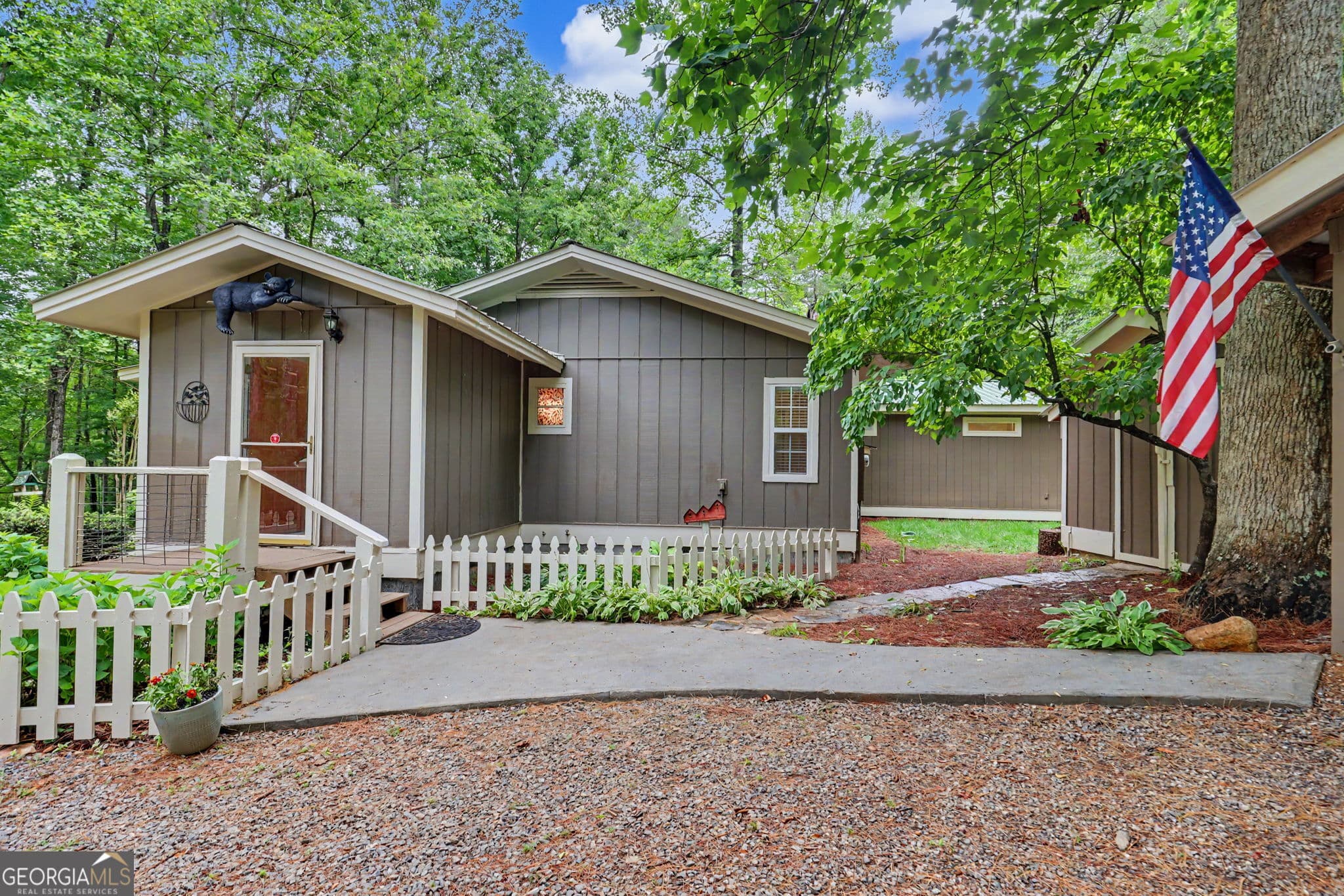 3 bedroom, 3.5 bathroom, 1,724 sq ft single family residence for sale at 5637 Murray Cove Road, Tiger, GA 30576 — photo 2