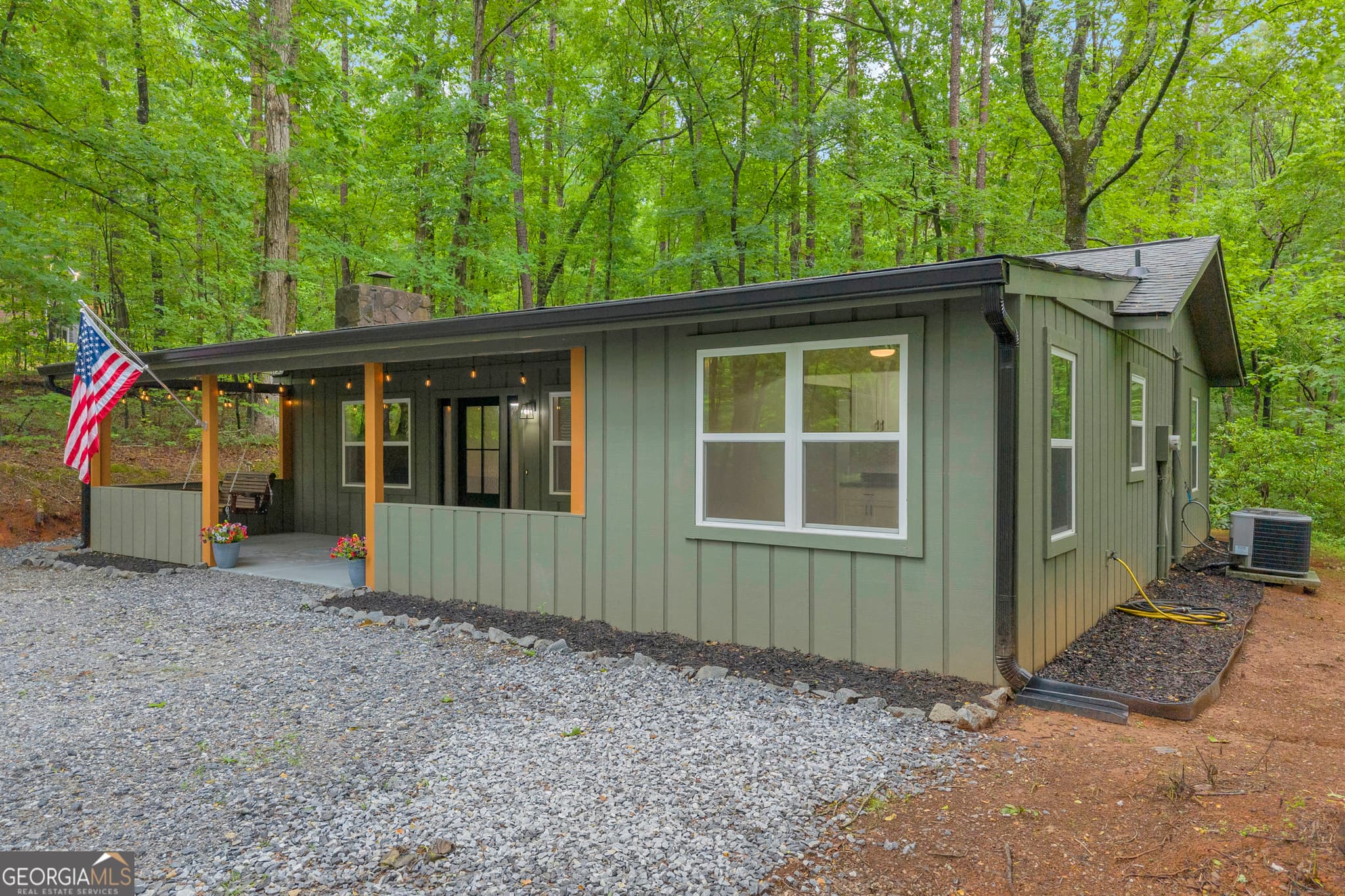 2 bedroom, 2 bathroom, 1,150 sq ft single family residence for sale at 314 Skyview Circle, Clarkesville, GA 30523 — photo 2