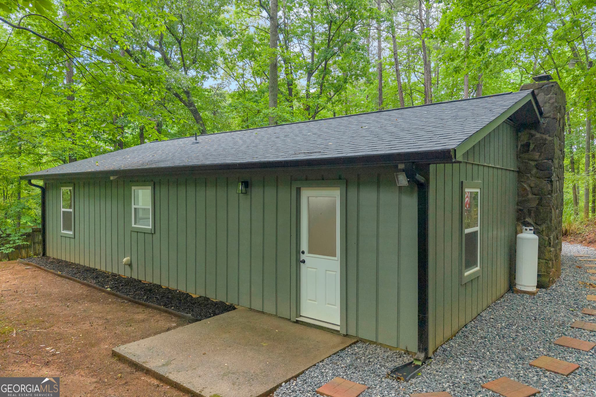 2 bedroom, 2 bathroom, 1,150 sq ft single family residence for sale at 314 Skyview Circle, Clarkesville, GA 30523 — photo 4