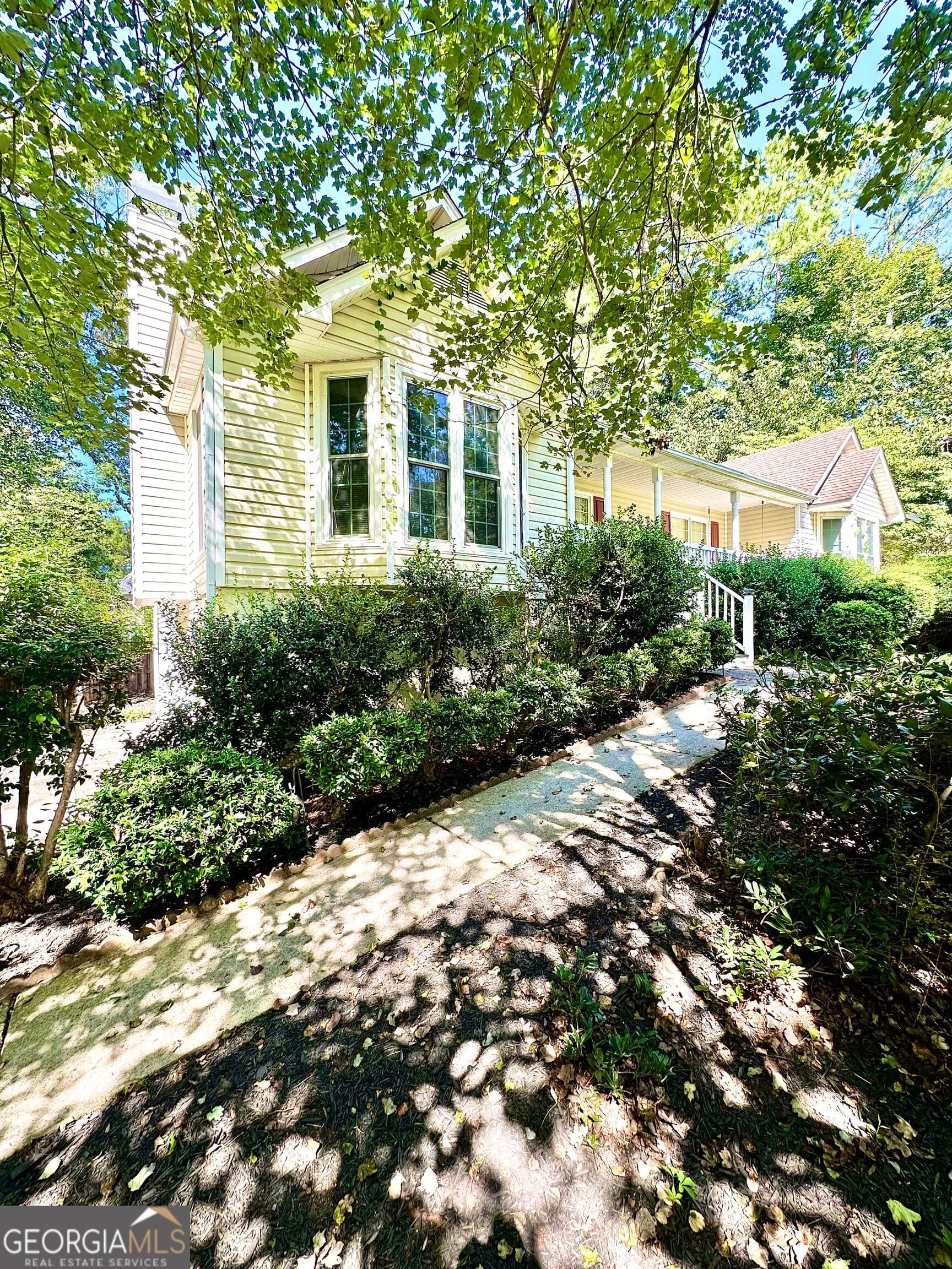 4 bedroom, 3 bathroom, 2,798 sq ft single family residence for sale at 439 Abbington Lane, Douglasville, GA 30134 — photo 2