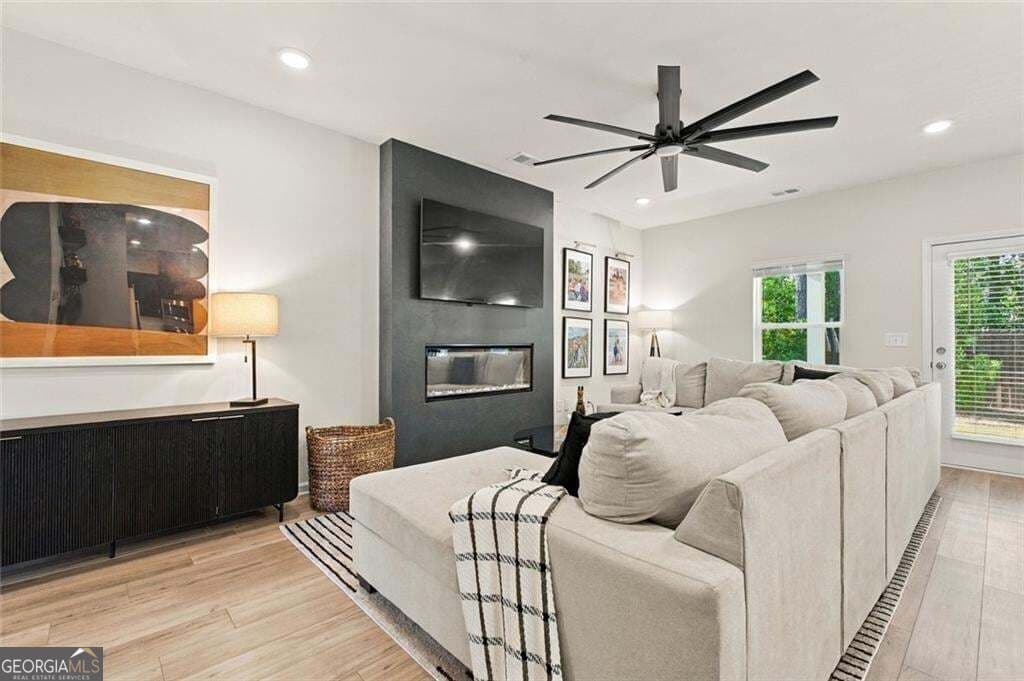 3 bedroom, 2.5 bathroom, 1,874 sq ft townhouse for sale at 1170 Chastain Drive, Sugar Hill, GA 30518 — photo 2