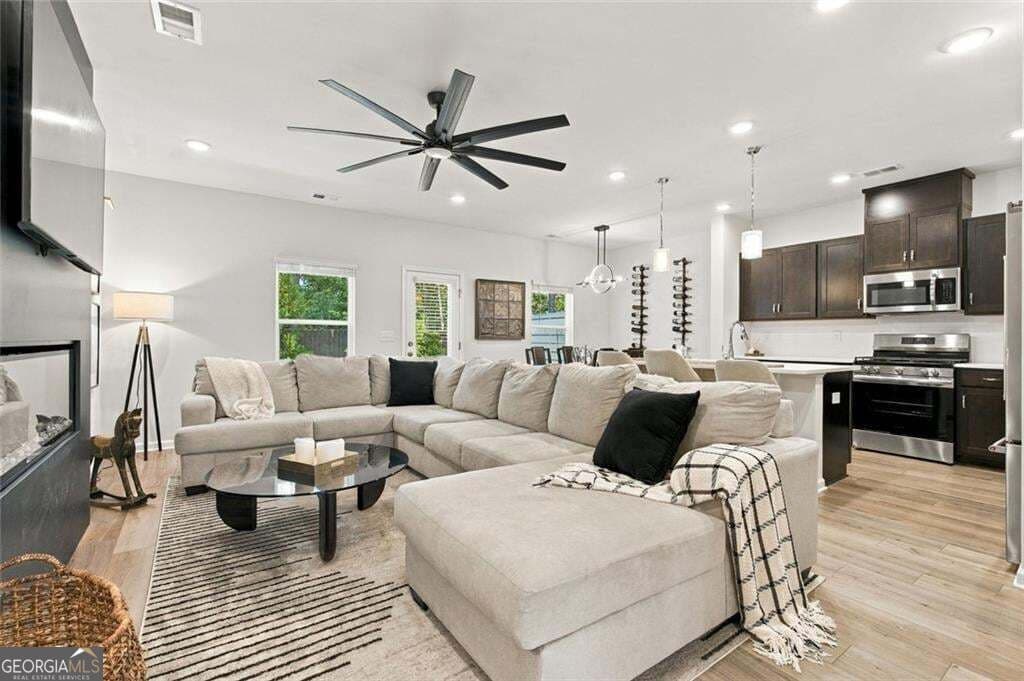 3 bedroom, 2.5 bathroom, 1,874 sq ft townhouse for sale at 1170 Chastain Drive, Sugar Hill, GA 30518 — photo 10