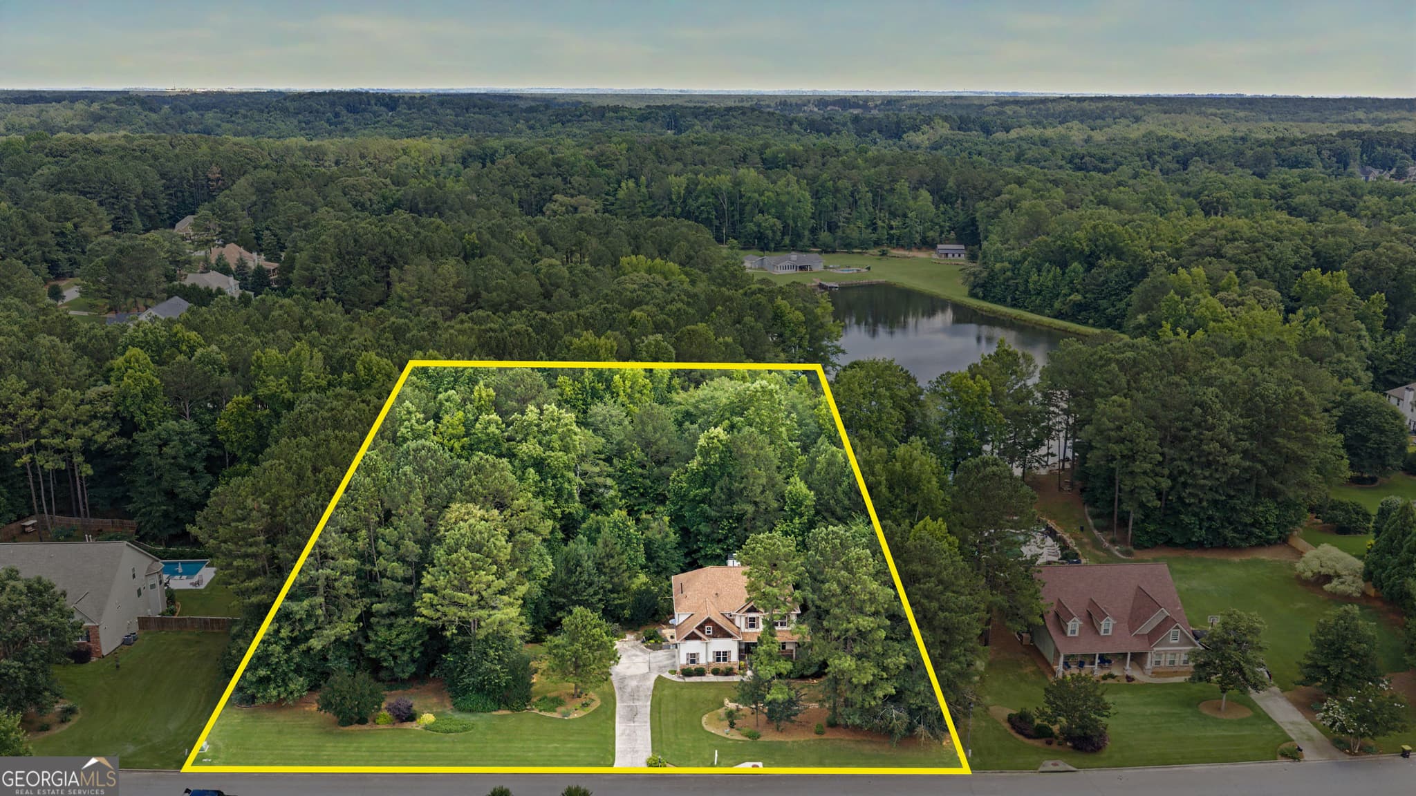 4 bedroom, 3 bathroom, 3,477 sq ft single family residence for sale at 120 Meadow View Glen, Newnan, GA 30265 — photo 2