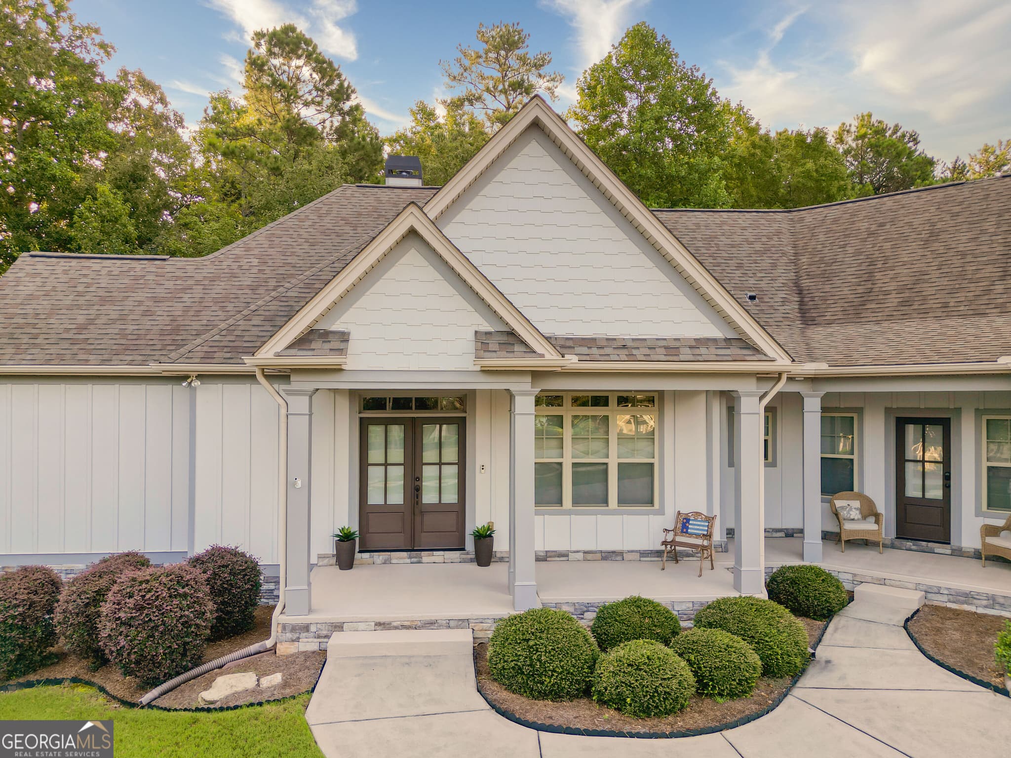 4 bedroom, 4.5 bathroom, 6,062 sq ft single family residence for sale at 415 Vanderbilt Parkway, Newnan, GA 30265 — photo 2