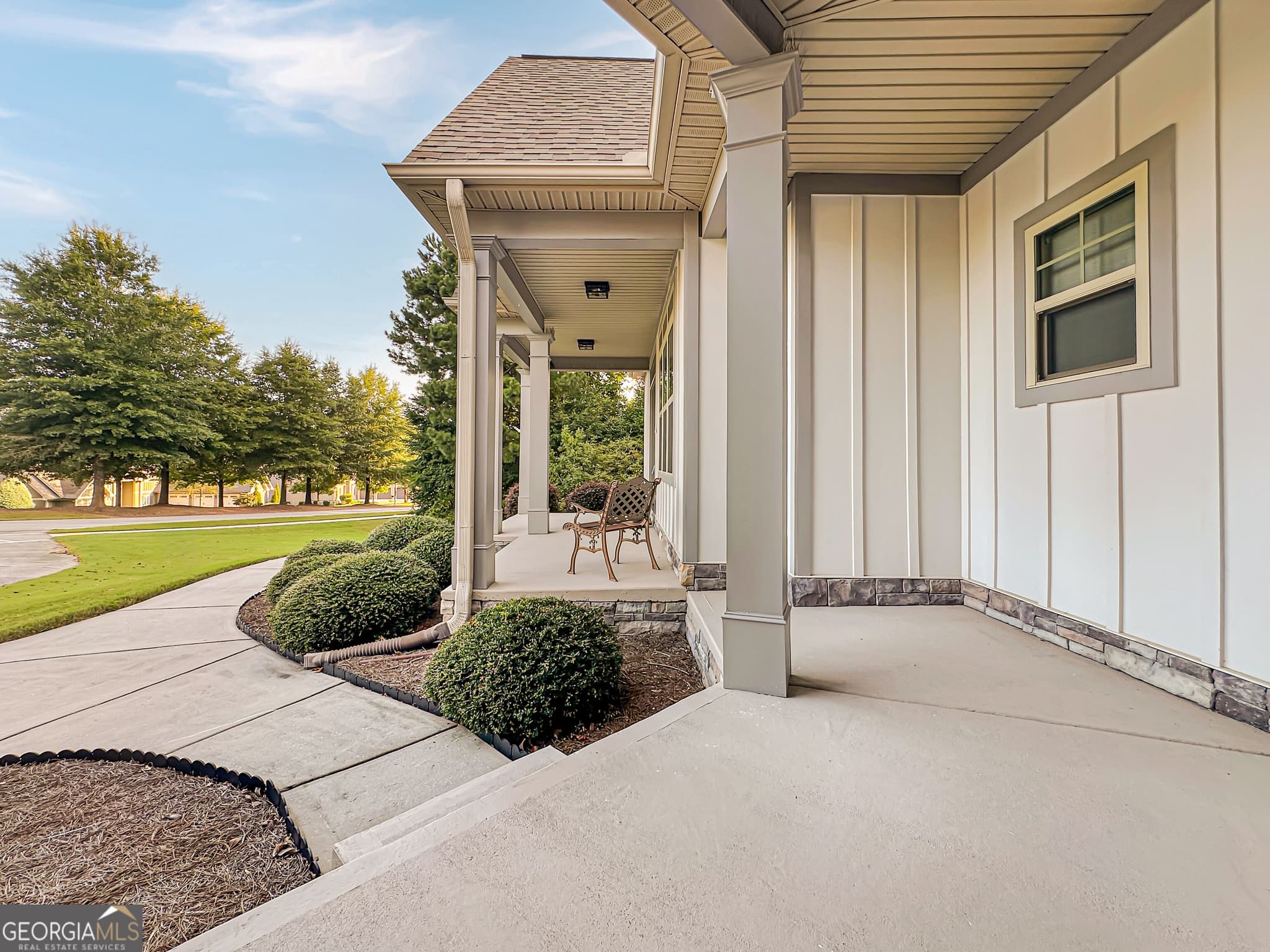 4 bedroom, 4.5 bathroom, 6,062 sq ft single family residence for sale at 415 Vanderbilt Parkway, Newnan, GA 30265 — photo 3