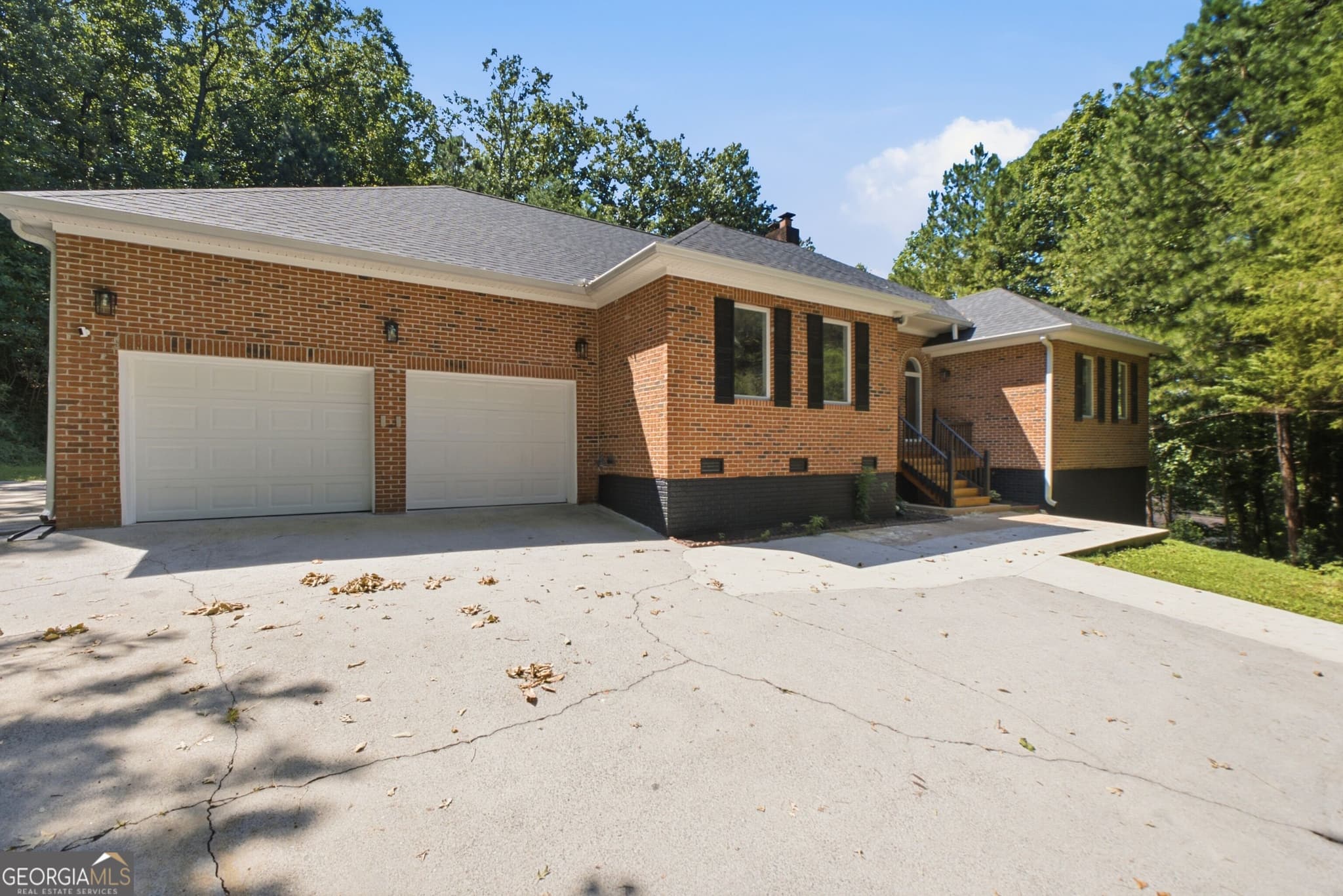 7 bedroom, 3.5 bathroom, 4,534 sq ft single family residence for sale at 502 Shire Court, Dalton, GA 30720 — photo 2