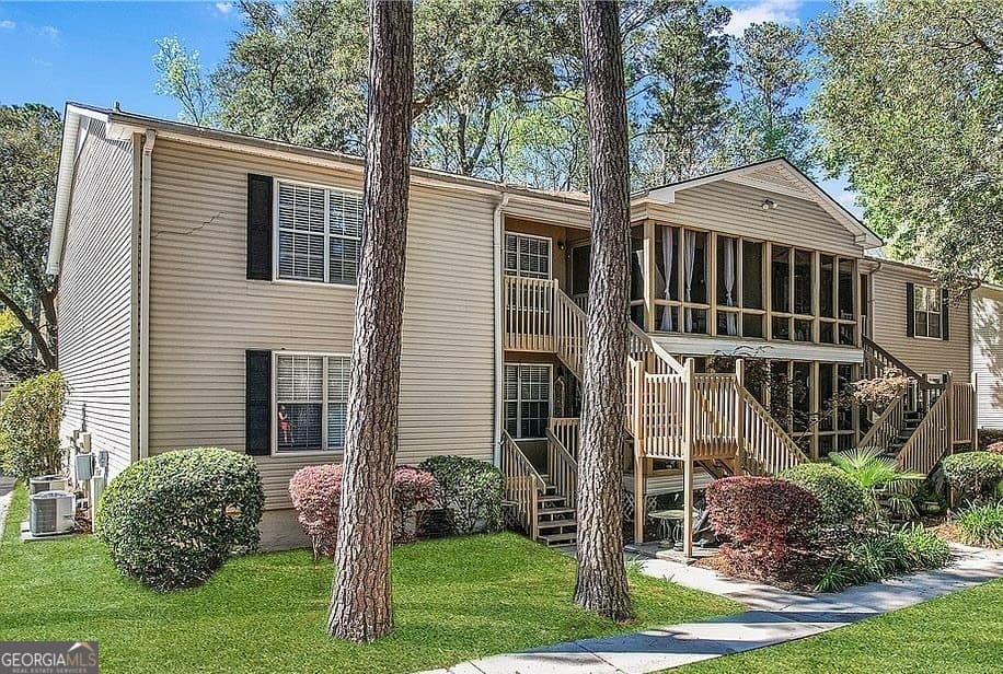 2 bedroom, 2 bathroom, 900 sq ft condominium for sale at 401 N Cromwell Road T6, Savannah, GA 31410 — photo 2