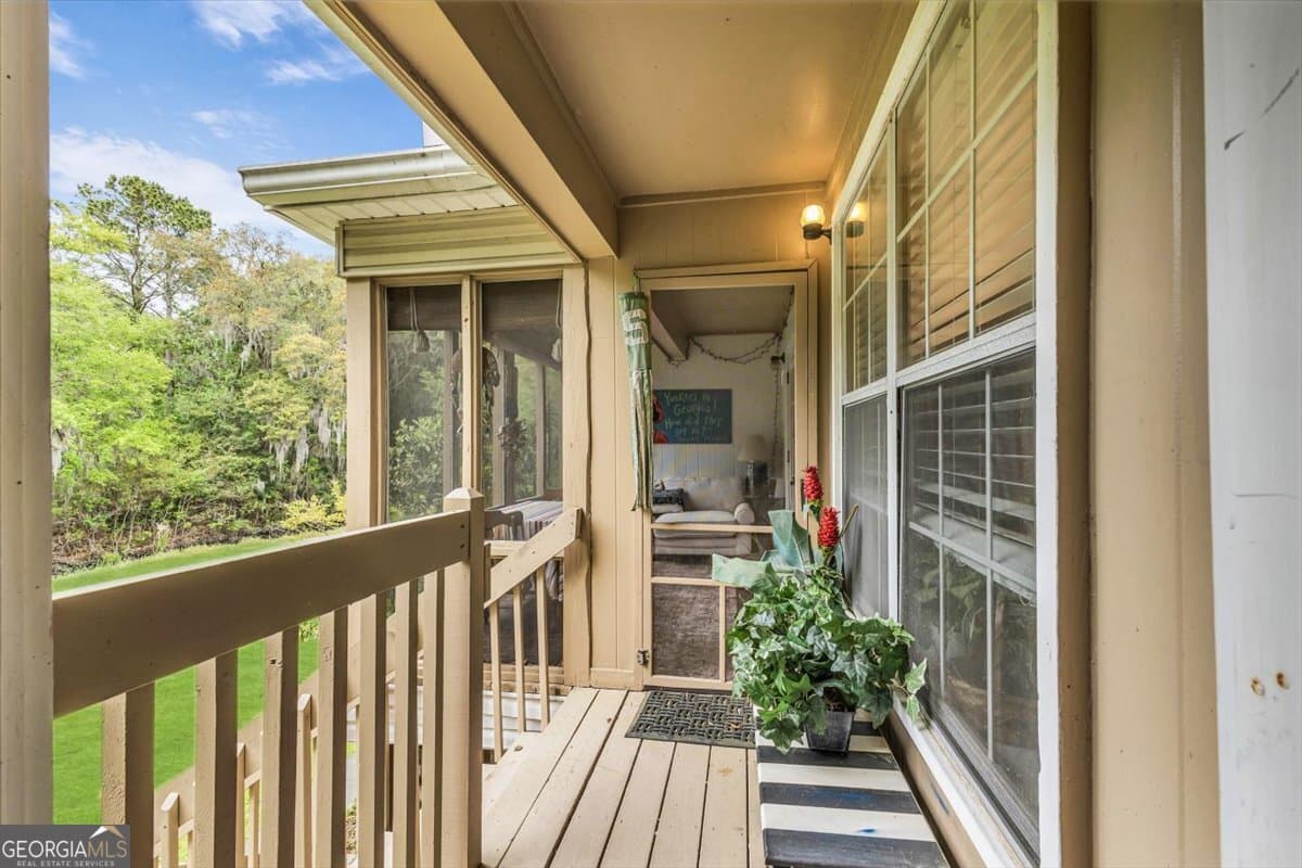 2 bedroom, 2 bathroom, 900 sq ft condominium for sale at 401 N Cromwell Road T6, Savannah, GA 31410 — photo 1 of 60