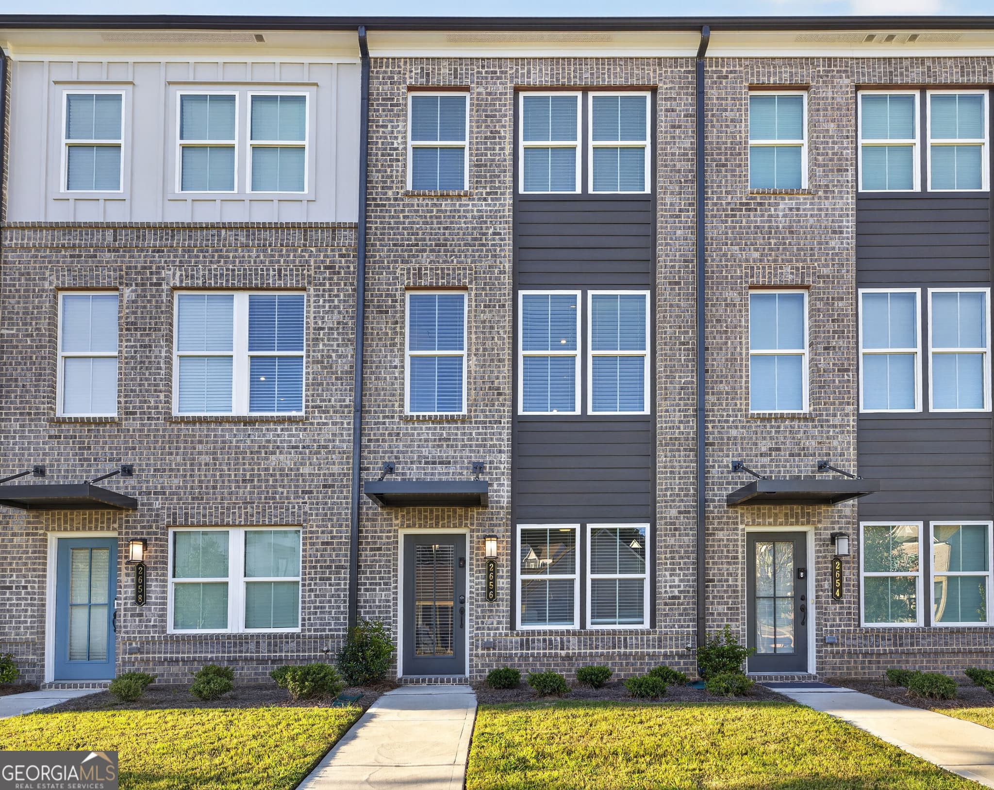2 bedroom, 2.5 bathroom loft,townhouse for sale at 2656 Brookview Lane, Atlanta, GA 30318 — photo 2