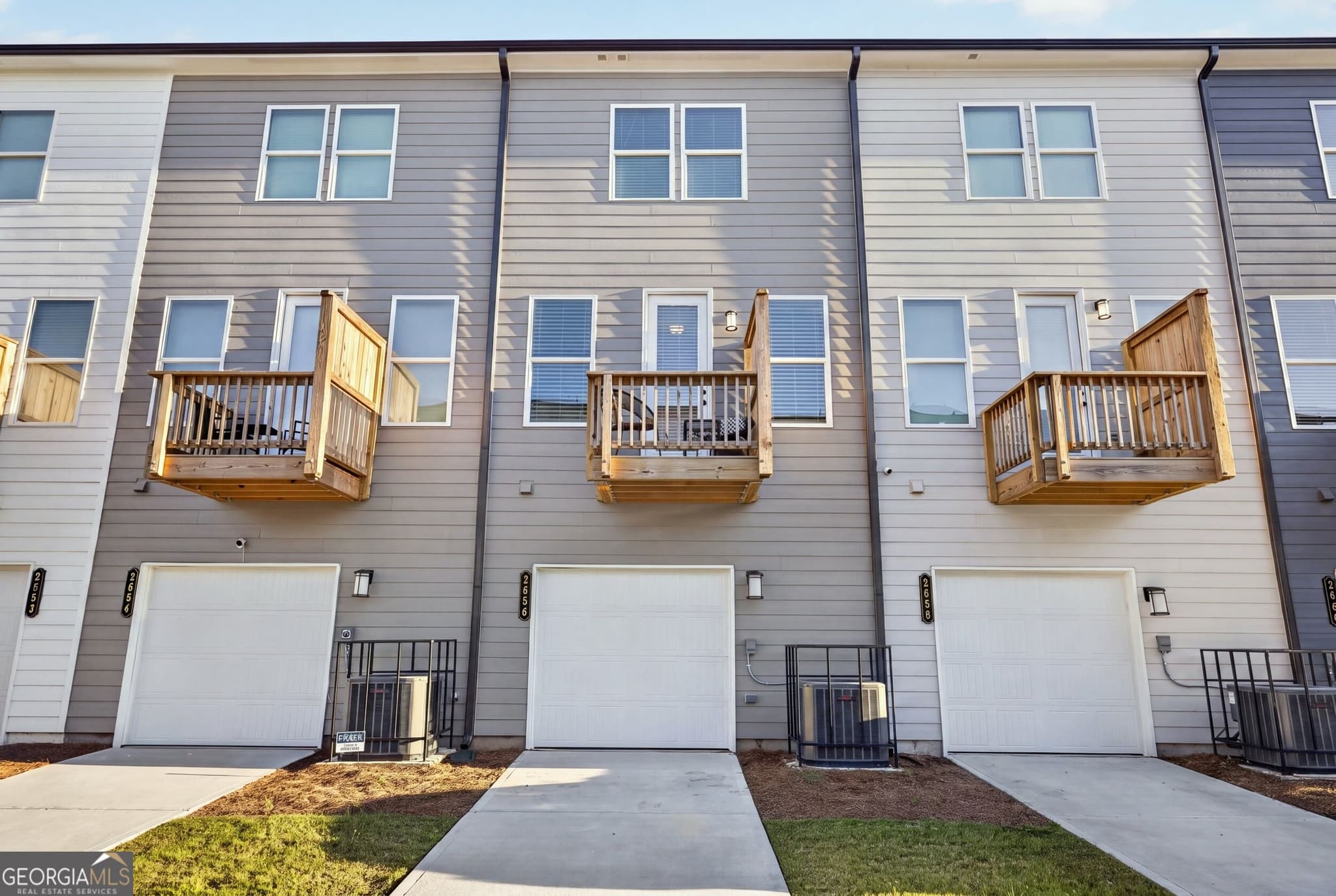 2 bedroom, 2.5 bathroom loft,townhouse for sale at 2656 Brookview Lane, Atlanta, GA 30318 — photo 4