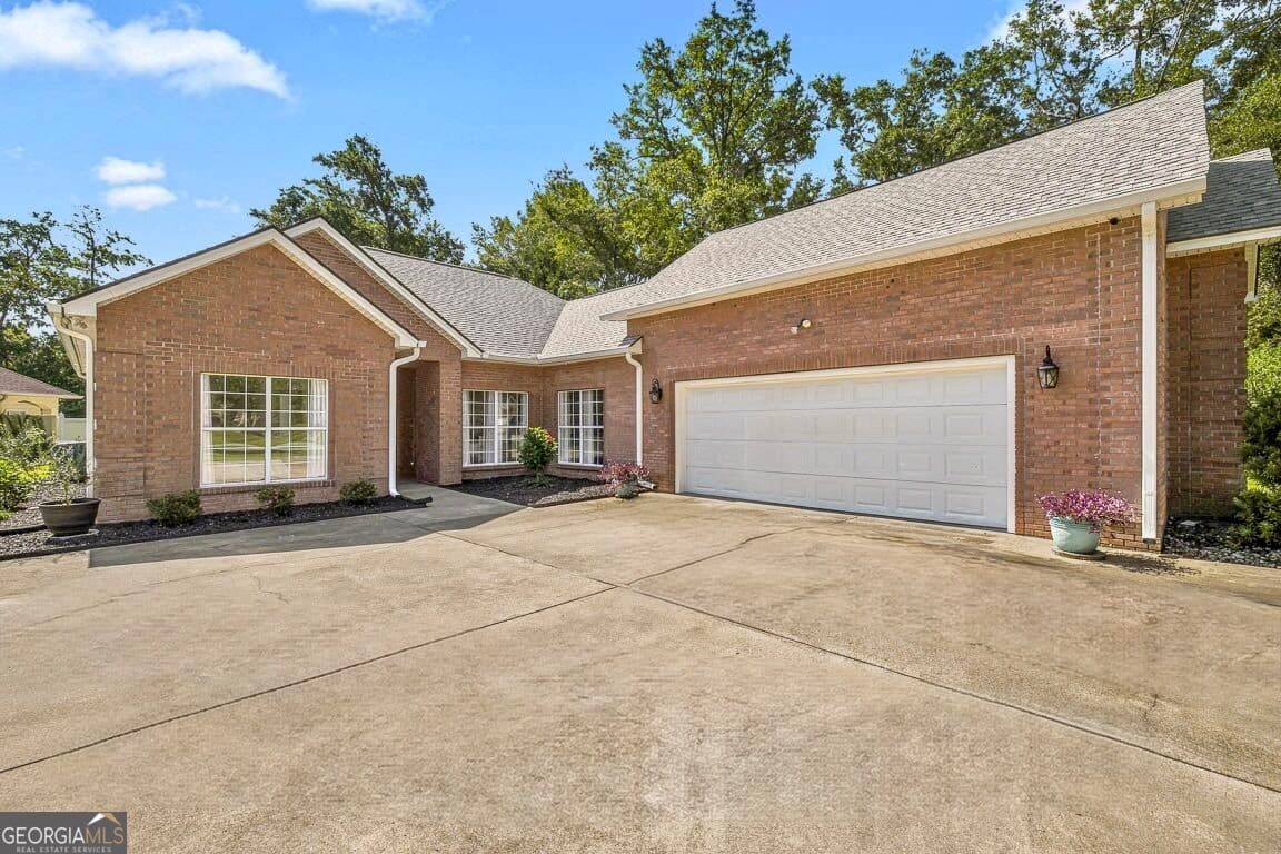 4 bedroom, 3 bathroom, 2,572 sq ft single family residence for sale at 118 Regal Road, Brunswick, GA 31523 — photo 4